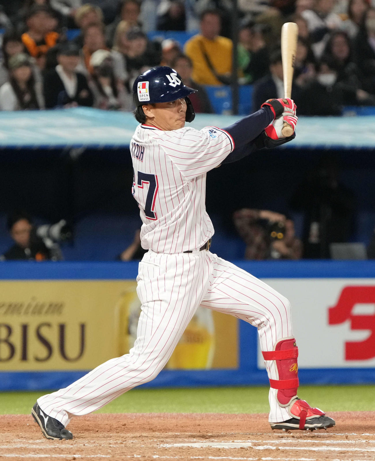 ヤクルト対巨人　8回裏ヤクルト2死、伊藤は右前にプロ初安打を放つ（撮影・小沢裕）