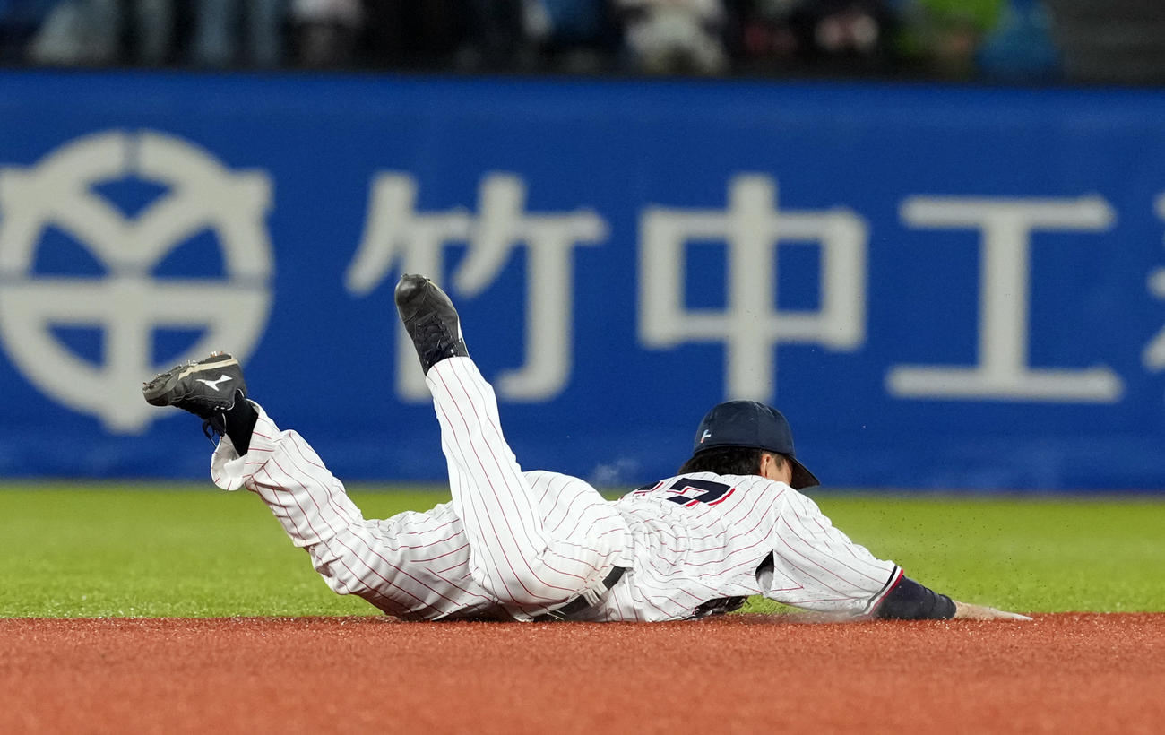 ヤクルト対巨人　10回表巨人1死、泉口の打球をダイビングキャッチする遊撃手伊藤（撮影・たえ見朱実）