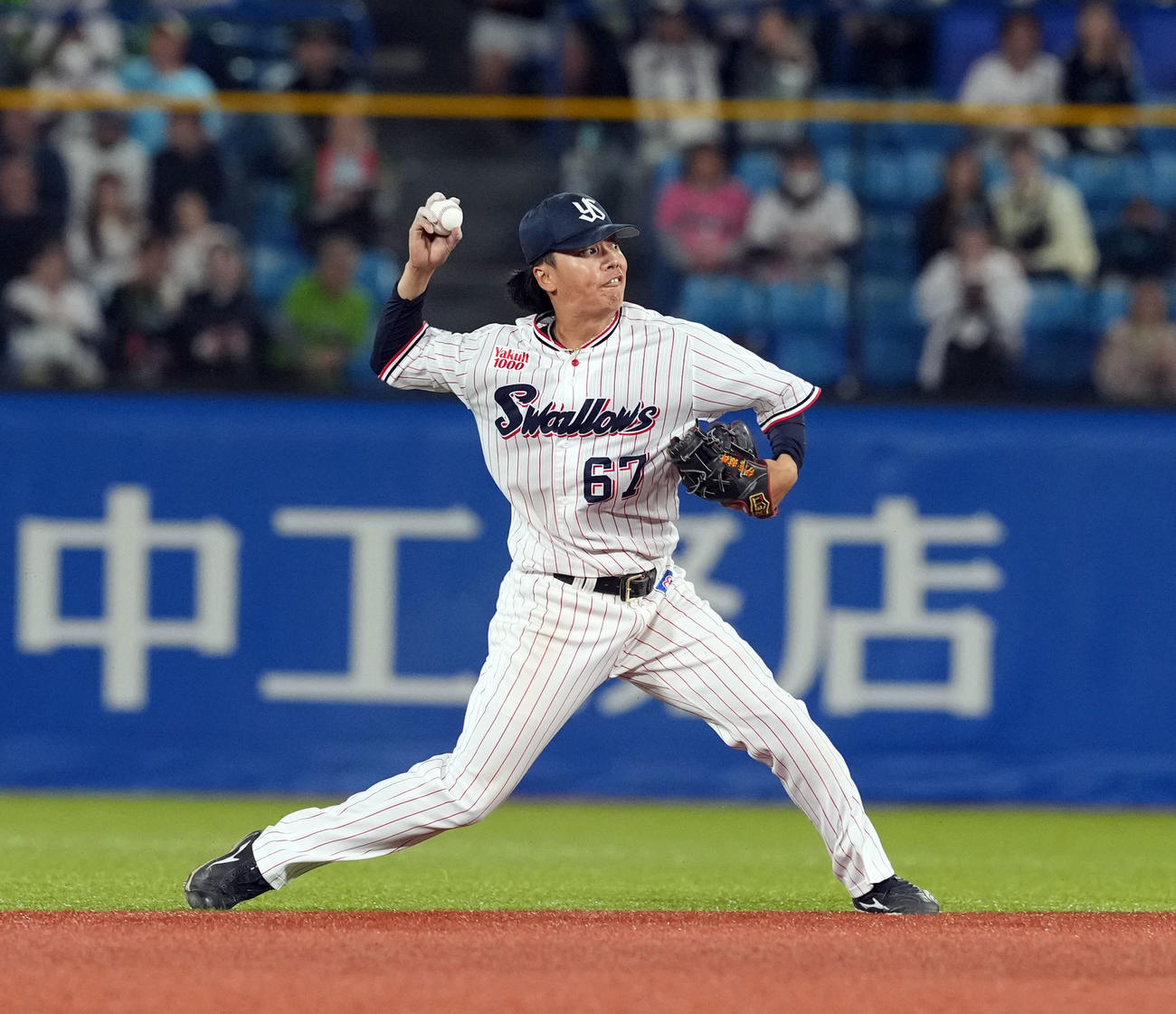 ヤクルト対巨人　10回表巨人1死、泉口の打球をダイビングキャッチし一塁へ送球、アウトにする遊撃手伊藤（撮影・たえ見朱実）