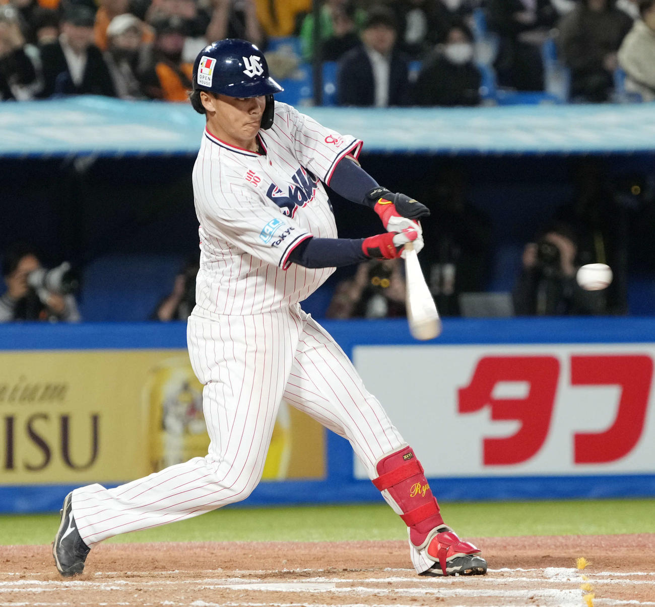 ヤクルト対巨人　延長10回裏ヤクルト2死二、三塁、伊藤は左越えにサヨナラ打を放つ（撮影・小沢裕）