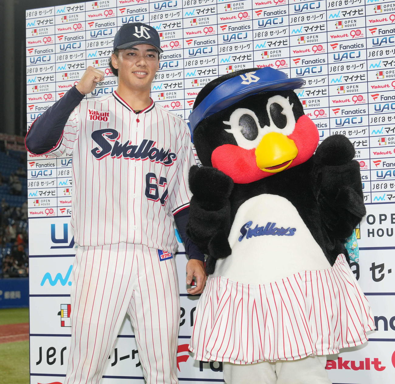 ヤクルト対巨人　ヒーローインタビューを終え球団マスコットのつばみ（右）とポーズを決める伊藤（撮影・小沢裕）