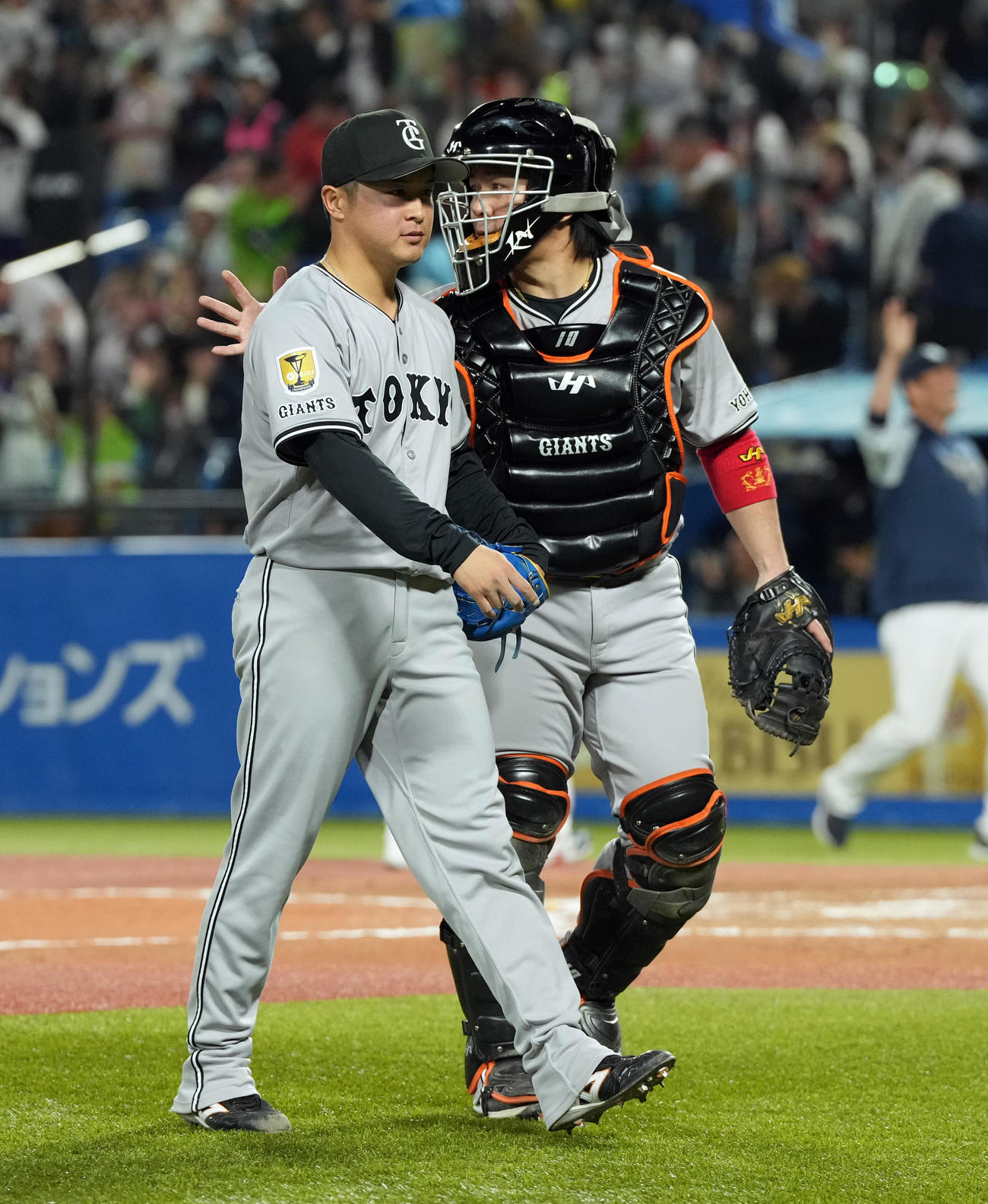 ヤクルト対巨人　ヤクルトにサヨナラ負けしがっくりする巨人戸田（左）と甲斐（撮影・たえ見朱実）
