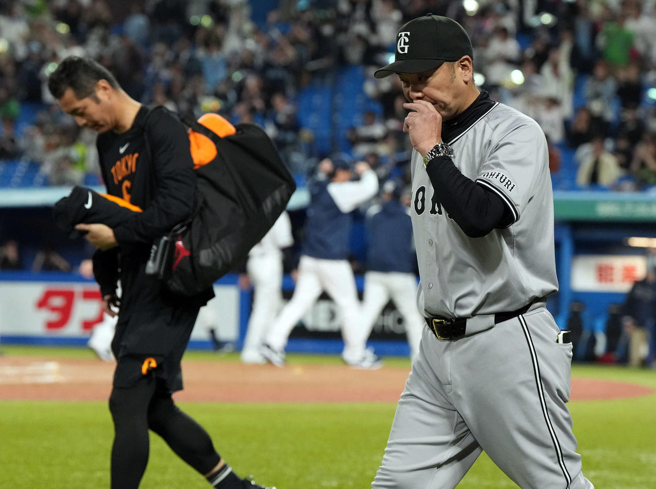 ヤクルト対巨人　ヤクルトにサヨナラ負けした巨人阿部監督（撮影・たえ見朱実）