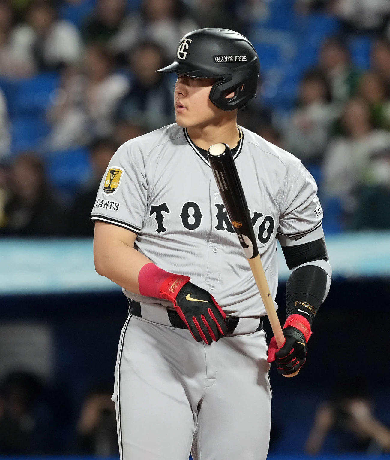 ヤクルト対巨人　10回表巨人2死一、二塁、死球を受けにらむ岡本（撮影・たえ見朱実）