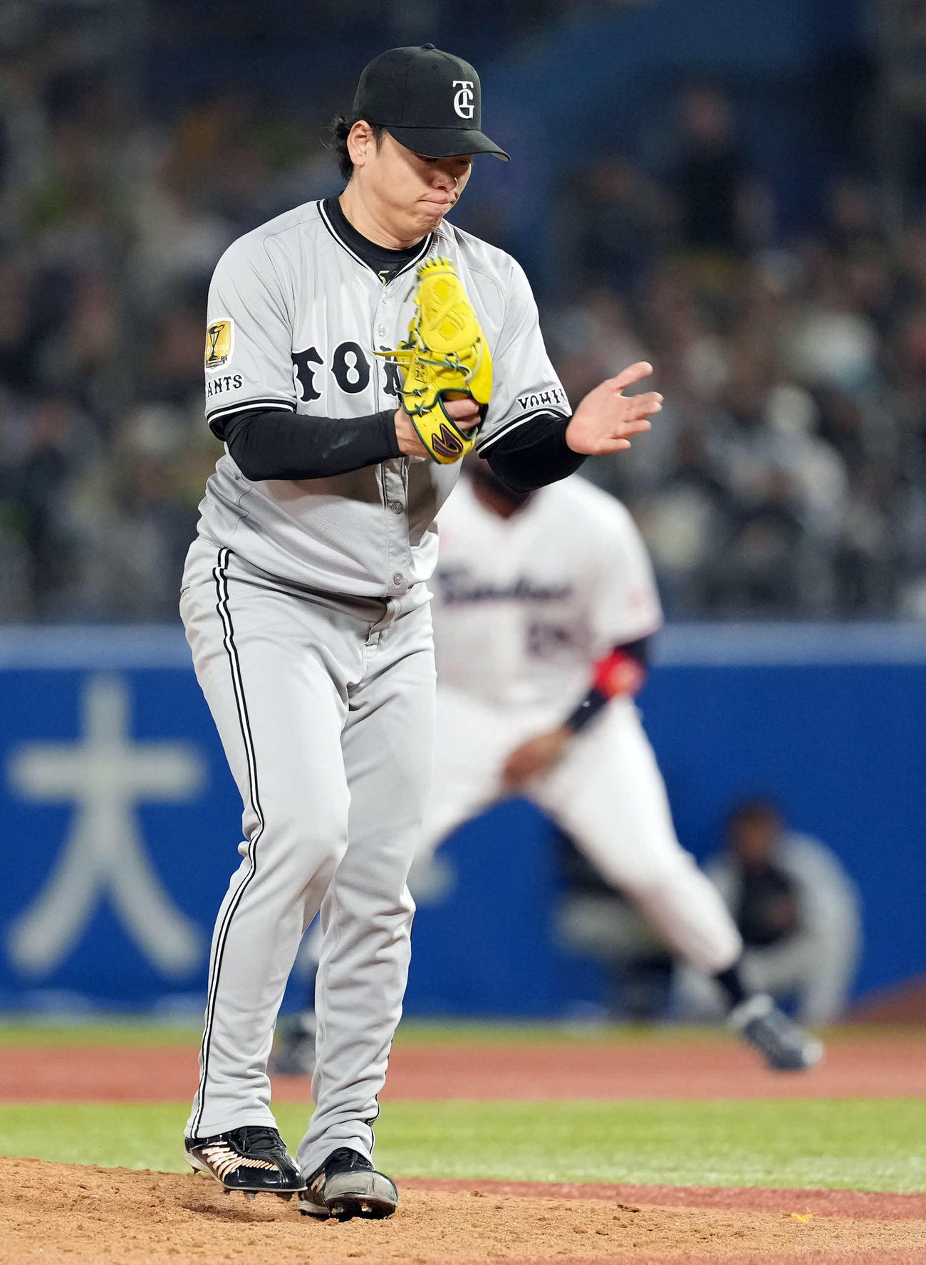 ヤクルト対巨人　7回からマウンドに上がり無失点に抑えた巨人高梨（撮影・たえ見朱実）
