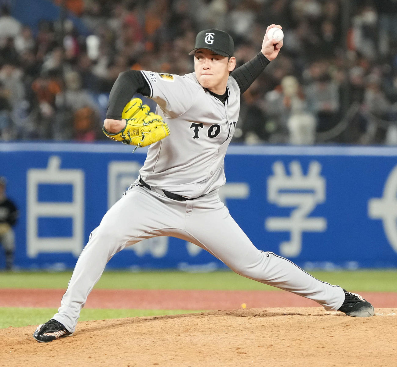 ヤクルト対巨人　巨人3番手で登板した楽天高梨（撮影・小沢裕）