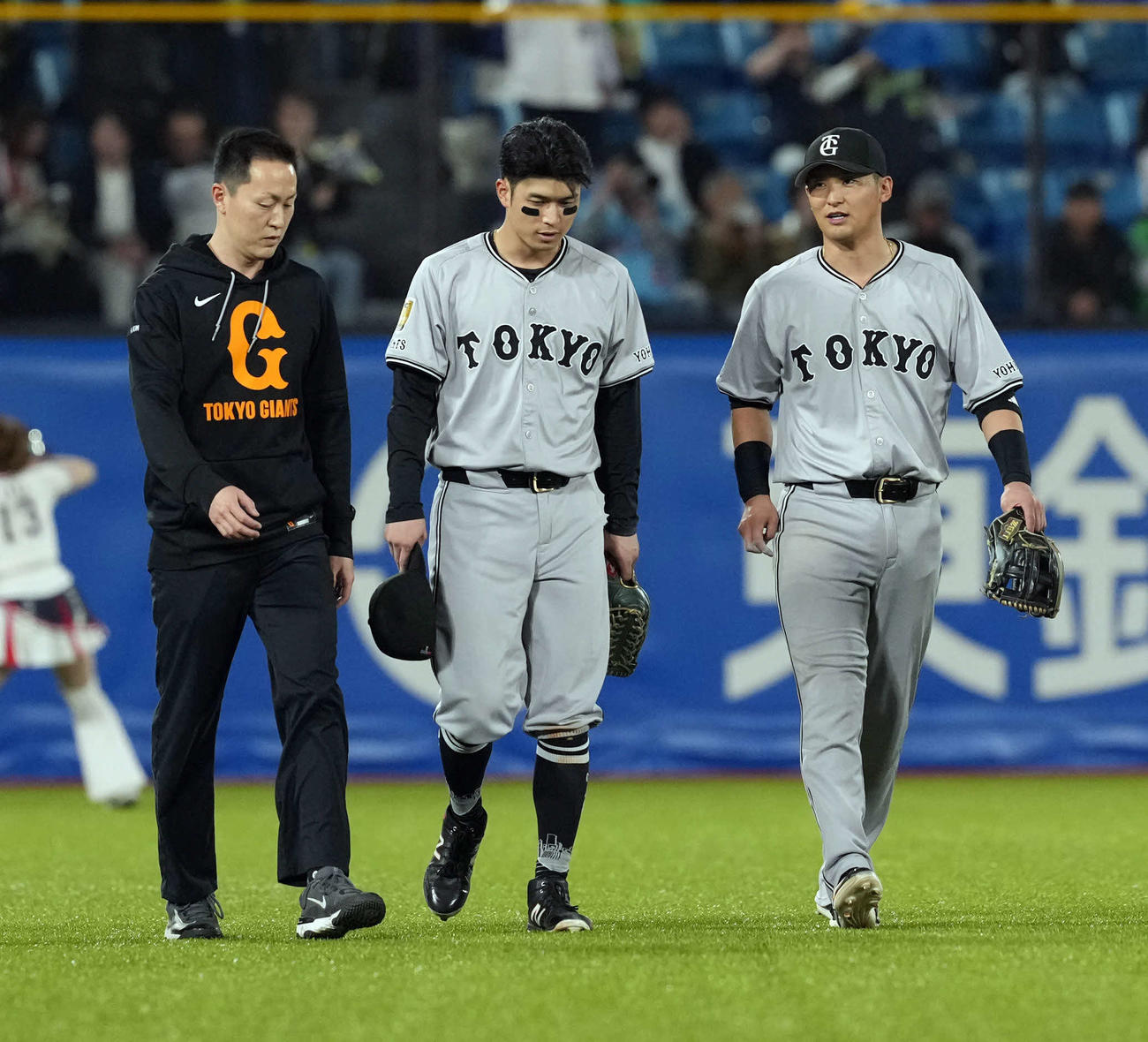 ヤクルト対巨人　ヤクルトにサヨナラ負けを喫しがっくり肩を落とす若林（中央）。右は吉川撮影・たえ見朱実）