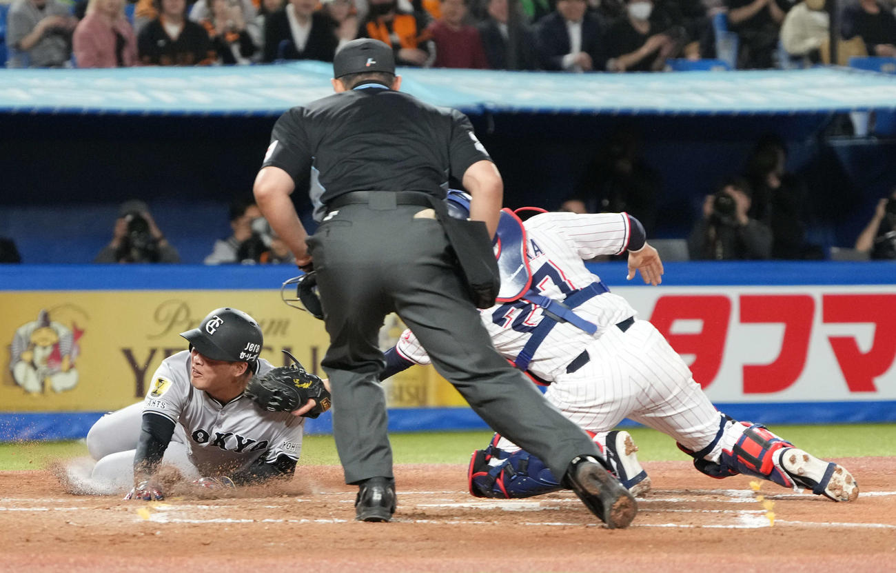 ヤクルト対巨人　2回表巨人2死満塁、二塁走者の荒巻（左）は泉口の右前適時打で生還を狙うもタッチアウト（撮影・小沢裕）