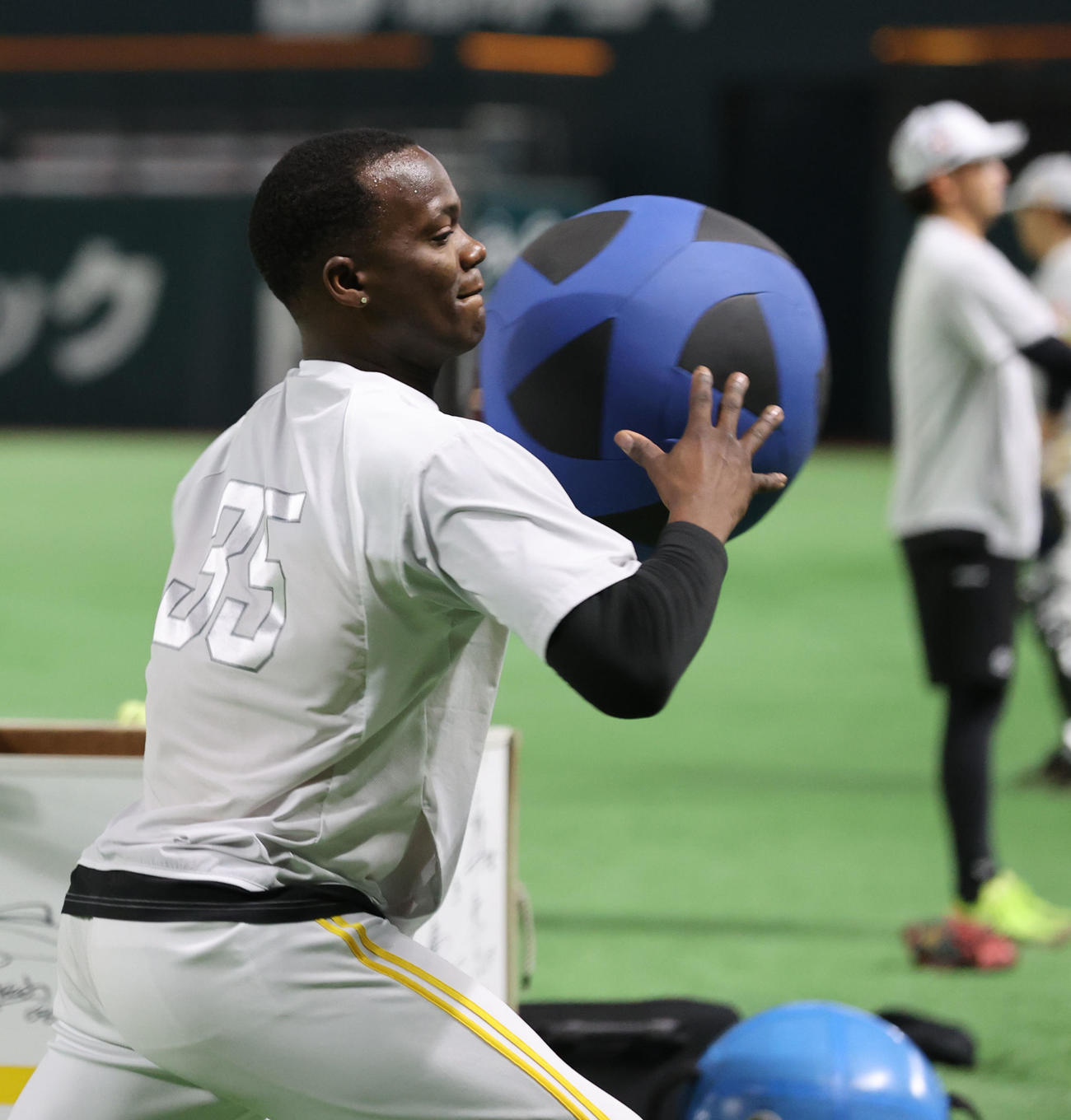 メディシンボールでトレーニングをするモイネロ（撮影・梅根麻紀）