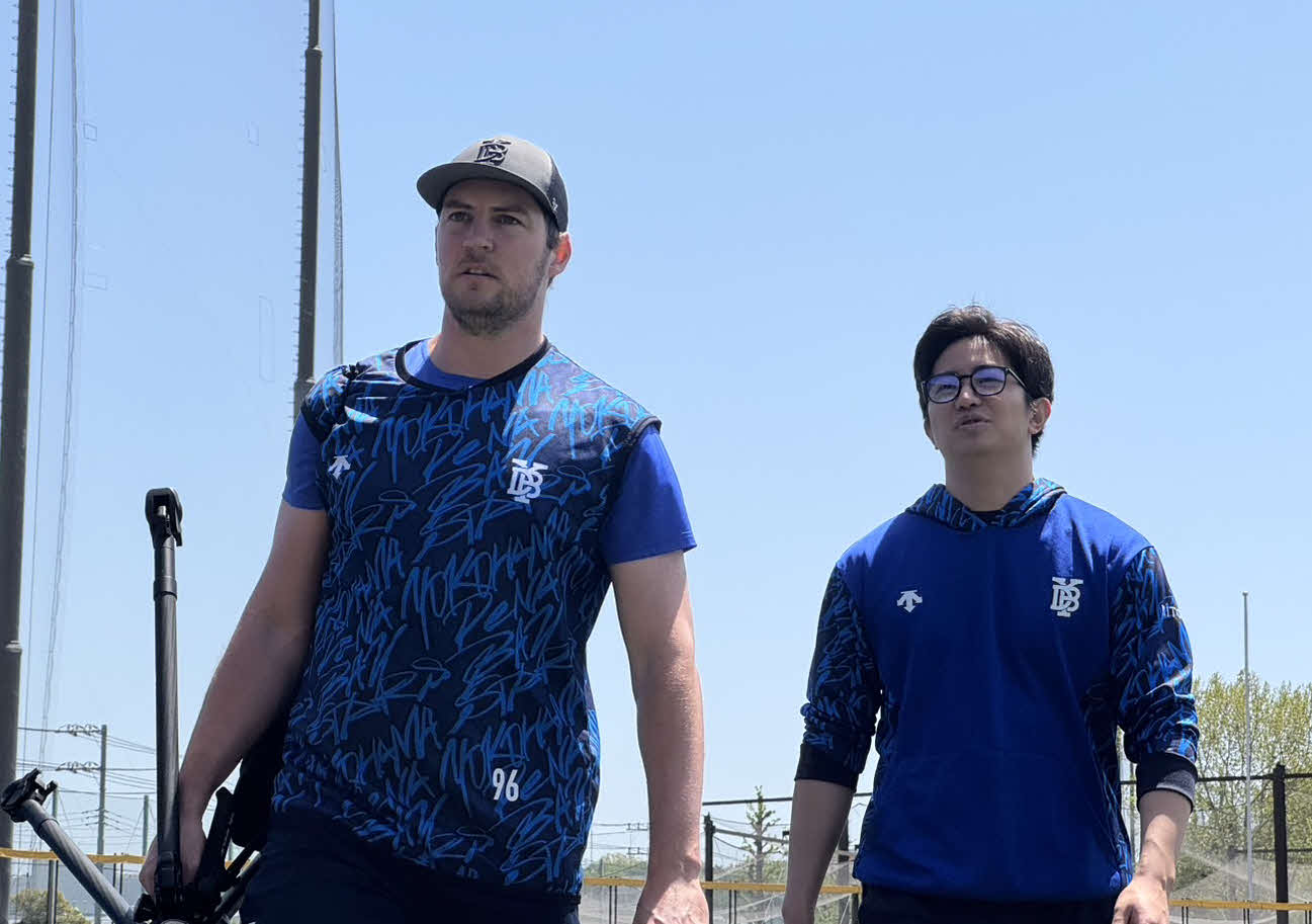 DOCKで調整したDeNAバウアー（左）（撮影・小早川宗一郎）
