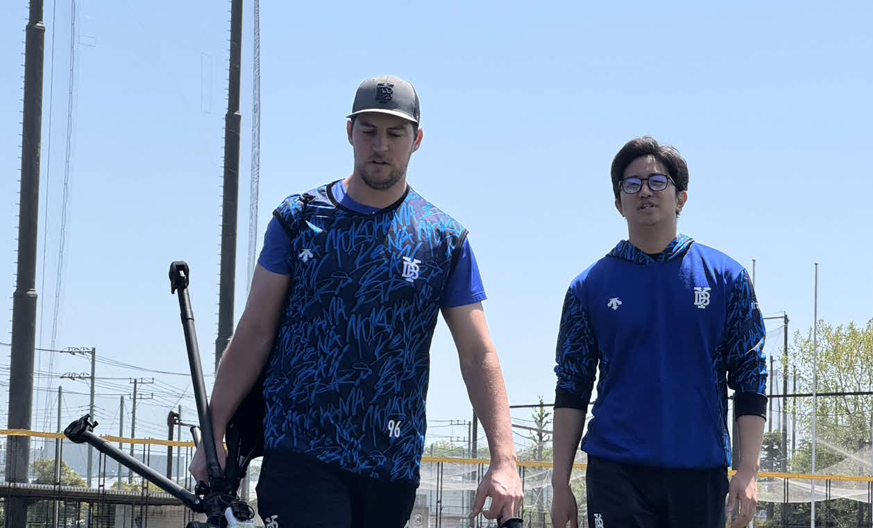 DOCKで調整したDeNAバウアー（左）（撮影・小早川宗一郎）