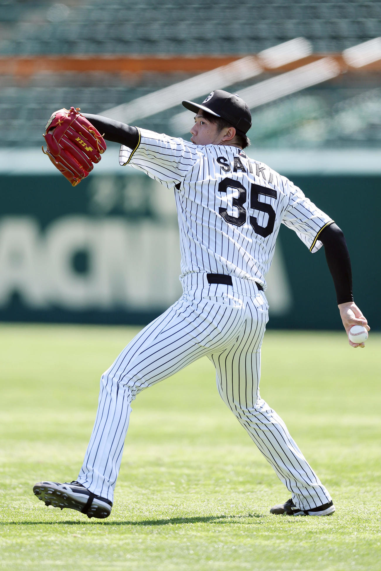 キャッチボールで調整する阪神才木（撮影・前田充）