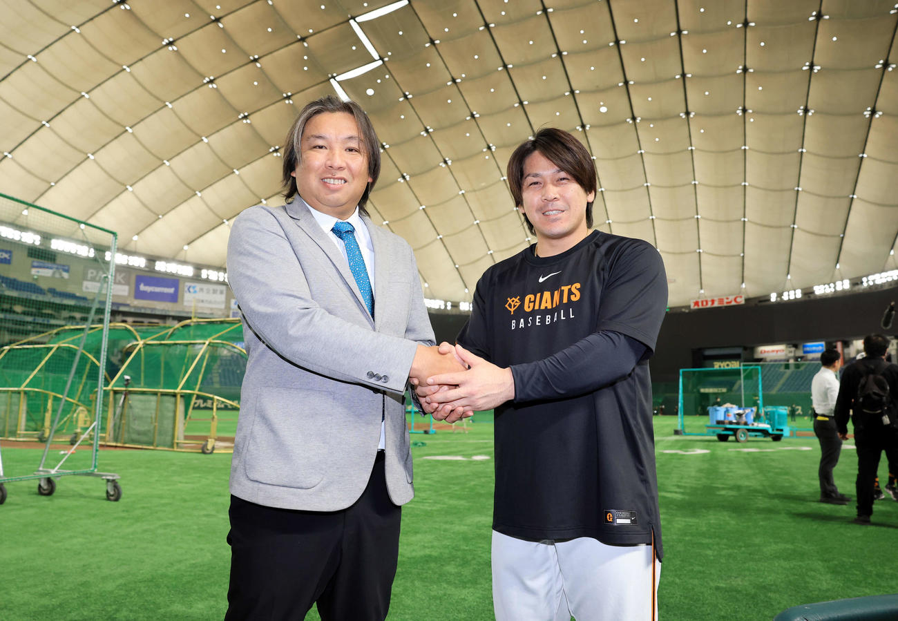 東京ドームで対談し、笑顔で握手する里崎智也氏（左）と巨人甲斐（撮影・浅見桂子）