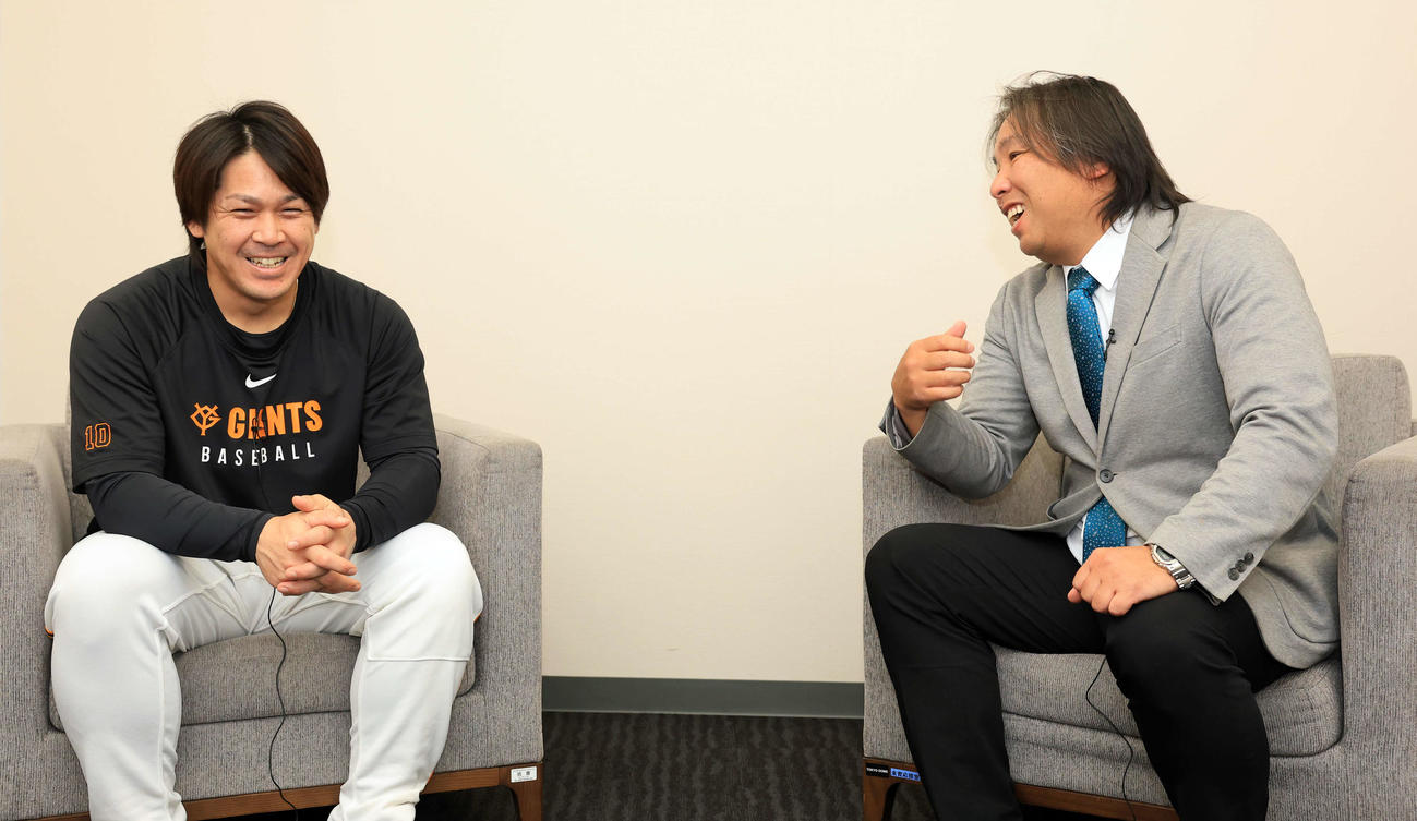 東京ドームで対談した里崎智也氏（右）と巨人甲斐（撮影・浅見桂子）
