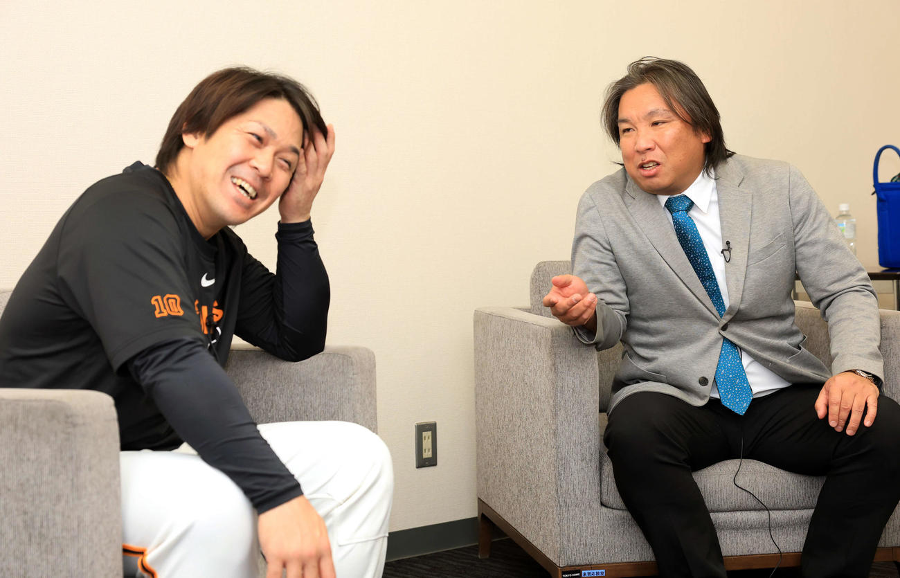 東京ドームで対談した里崎智也氏（右）と巨人甲斐（撮影・浅見桂子）