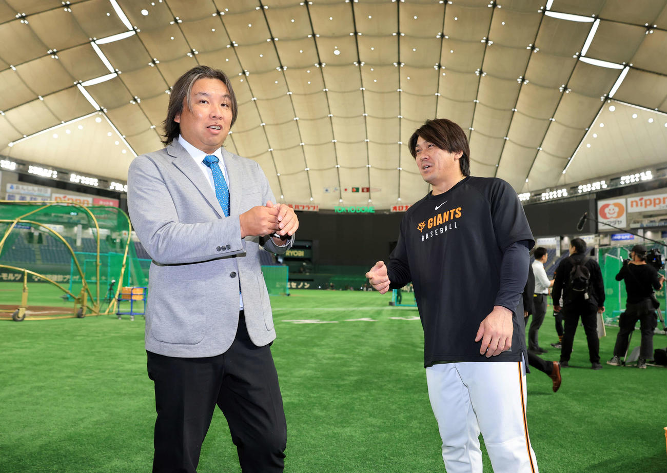 東京ドームで対談した里崎智也氏（左）と巨人甲斐（撮影・浅見桂子）