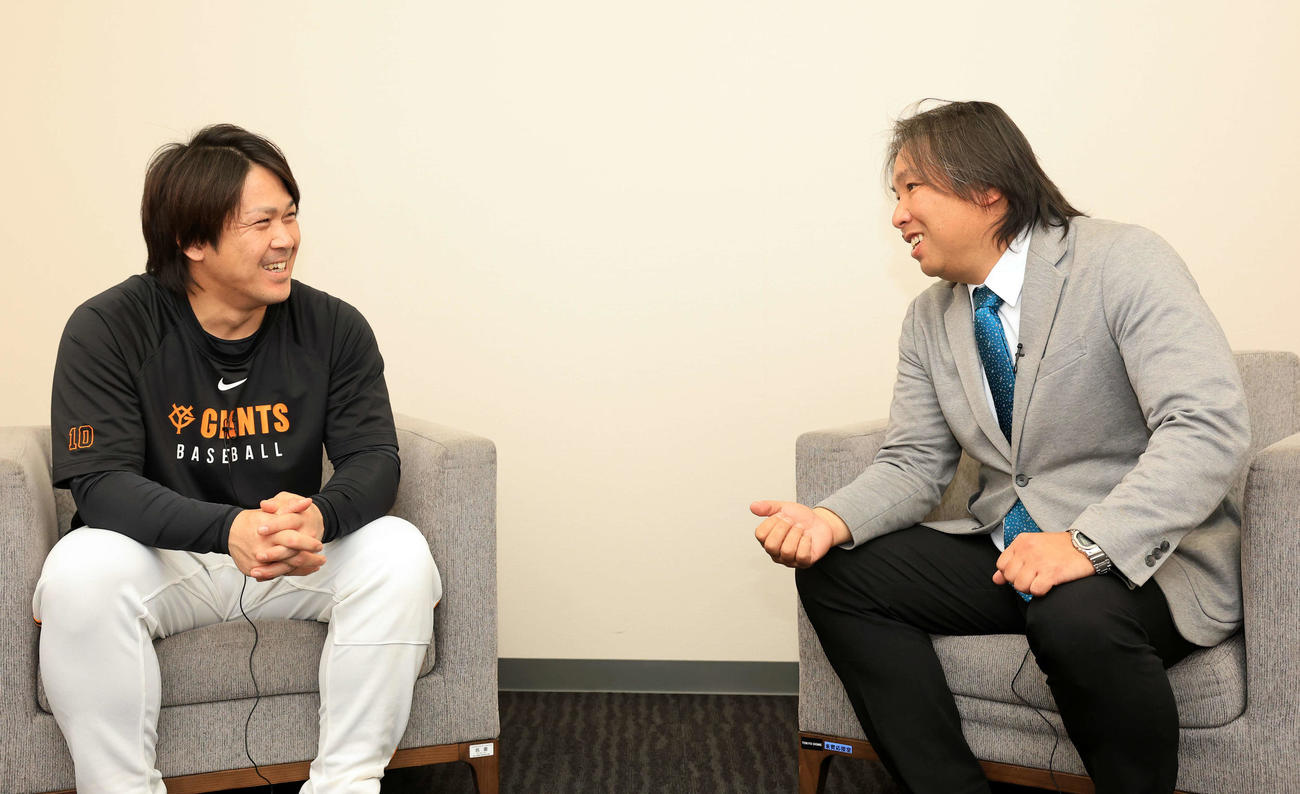 東京ドームで対談した里崎智也氏（右）と巨人甲斐（撮影・浅見桂子）