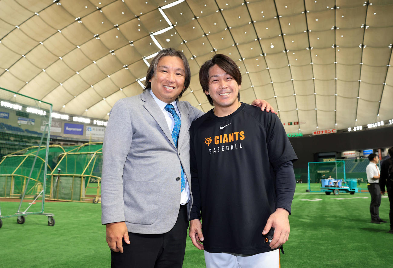 東京ドームで対談し、笑顔で肩を組む里崎智也氏（左）と巨人甲斐（撮影・浅見桂子）
