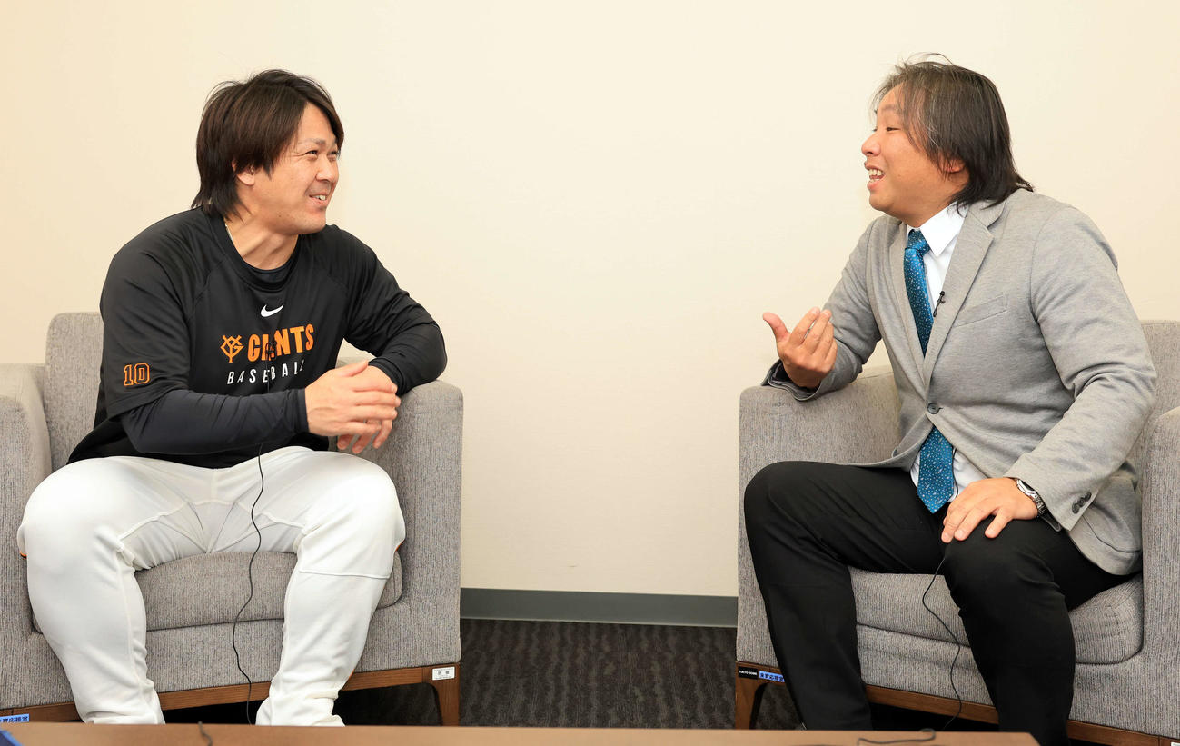 東京ドームで対談した里崎智也氏（右）と巨人甲斐（撮影・浅見桂子）