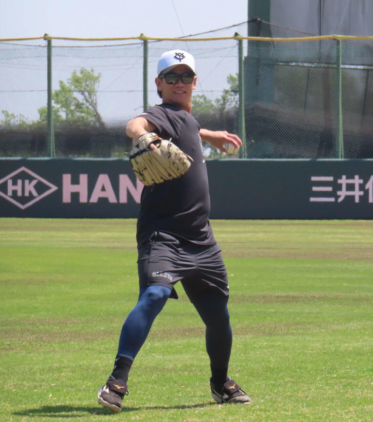 キャッチボール中に笑顔を見せる巨人井上（撮影・水谷京裕）