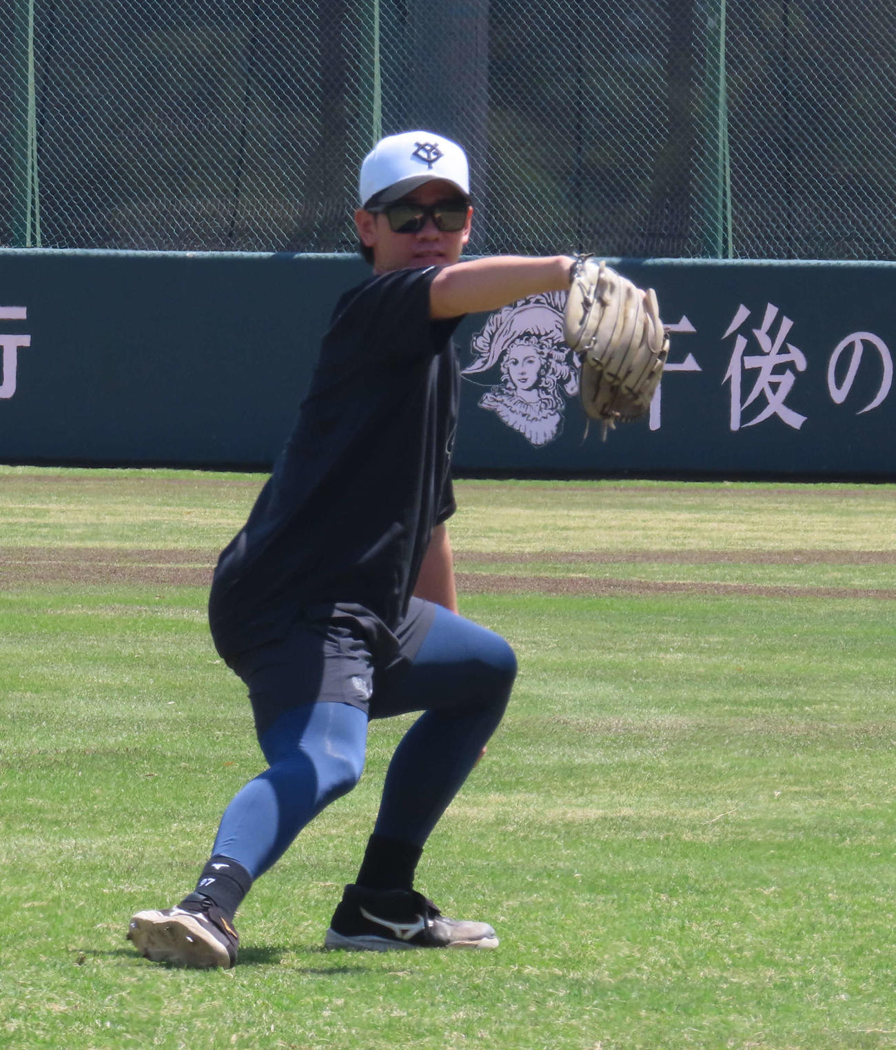 キャッチボールする巨人井上（撮影・水谷京裕）
