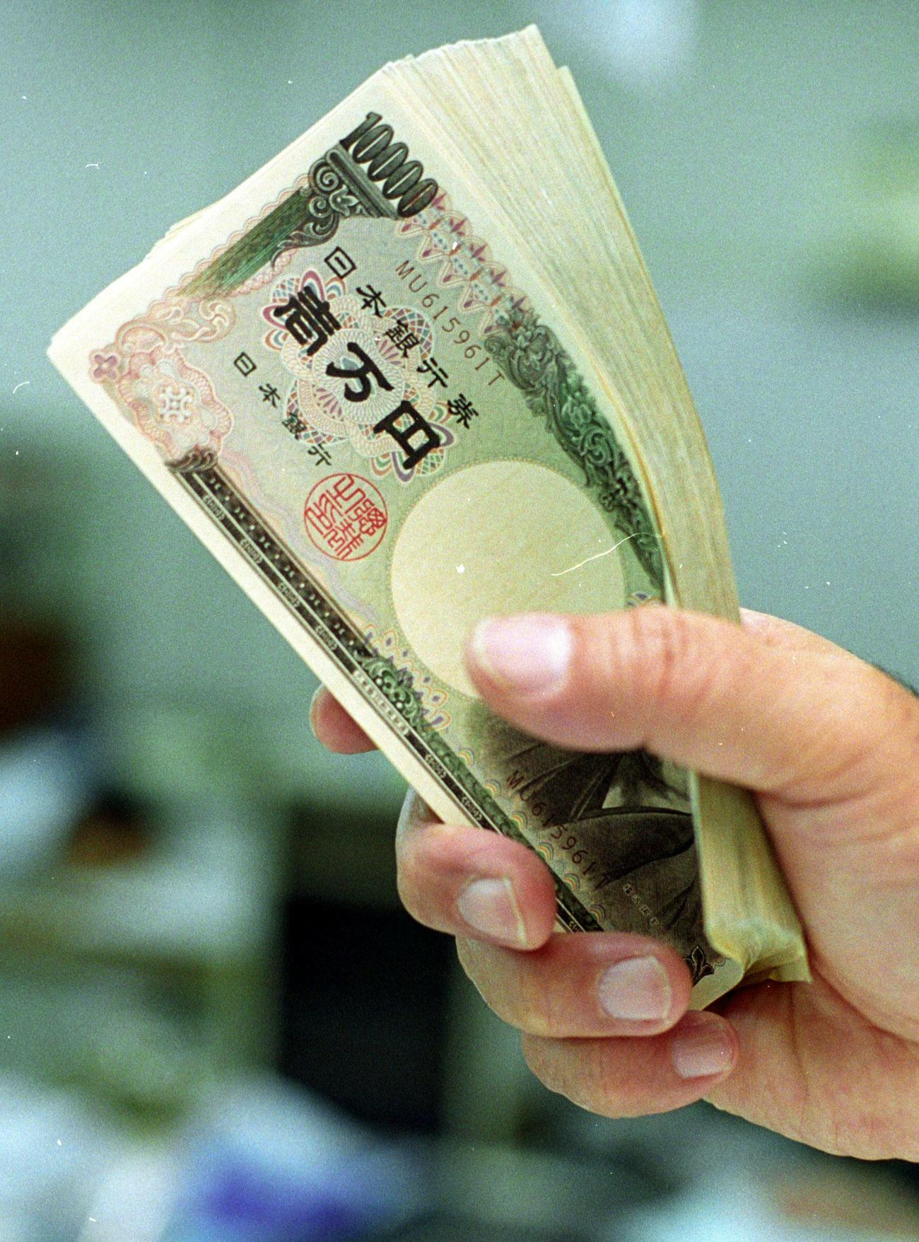 一万円札の束（写真はイメージ）