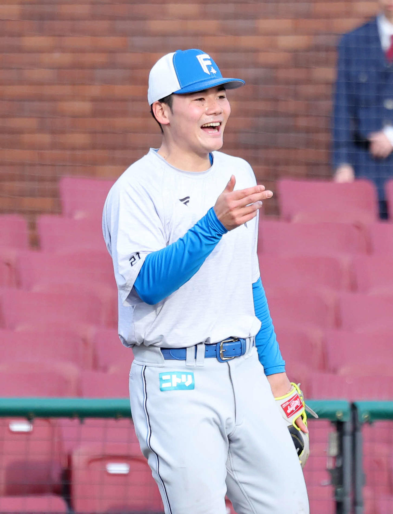 楽天対日本ハム　練習中、笑顔を見せる日本ハム清宮幸太郎（2025年4月10日撮影）　
