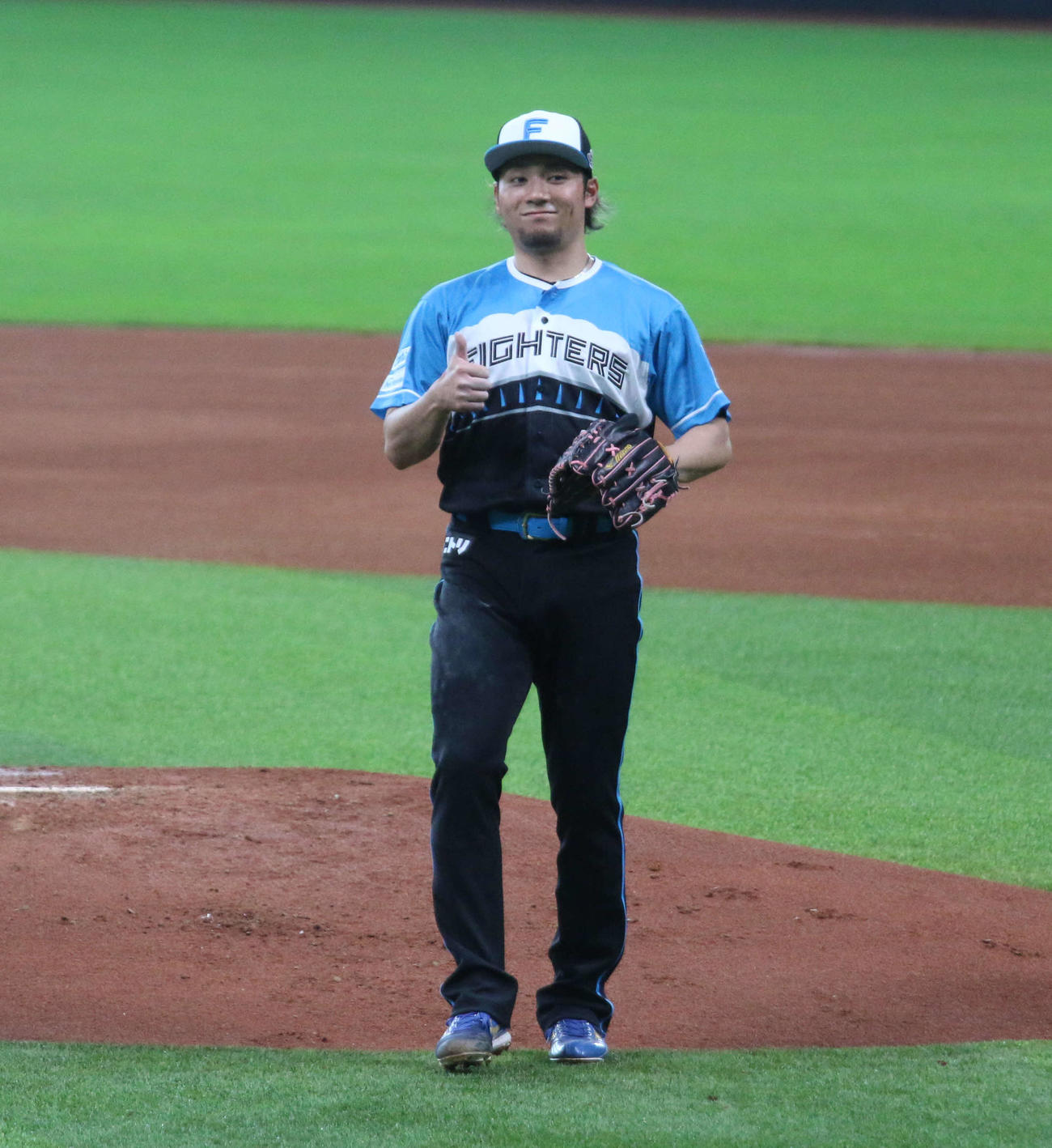 20日にエスコンフィールドのマウンドで投球練習を行った日本ハム伊藤
