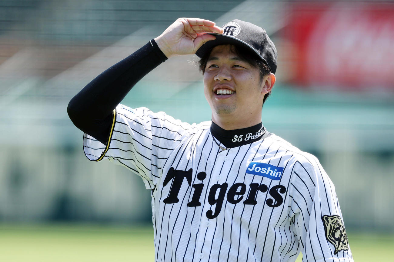 笑顔を見せながらキャッチボールする阪神才木（撮影・前田充）