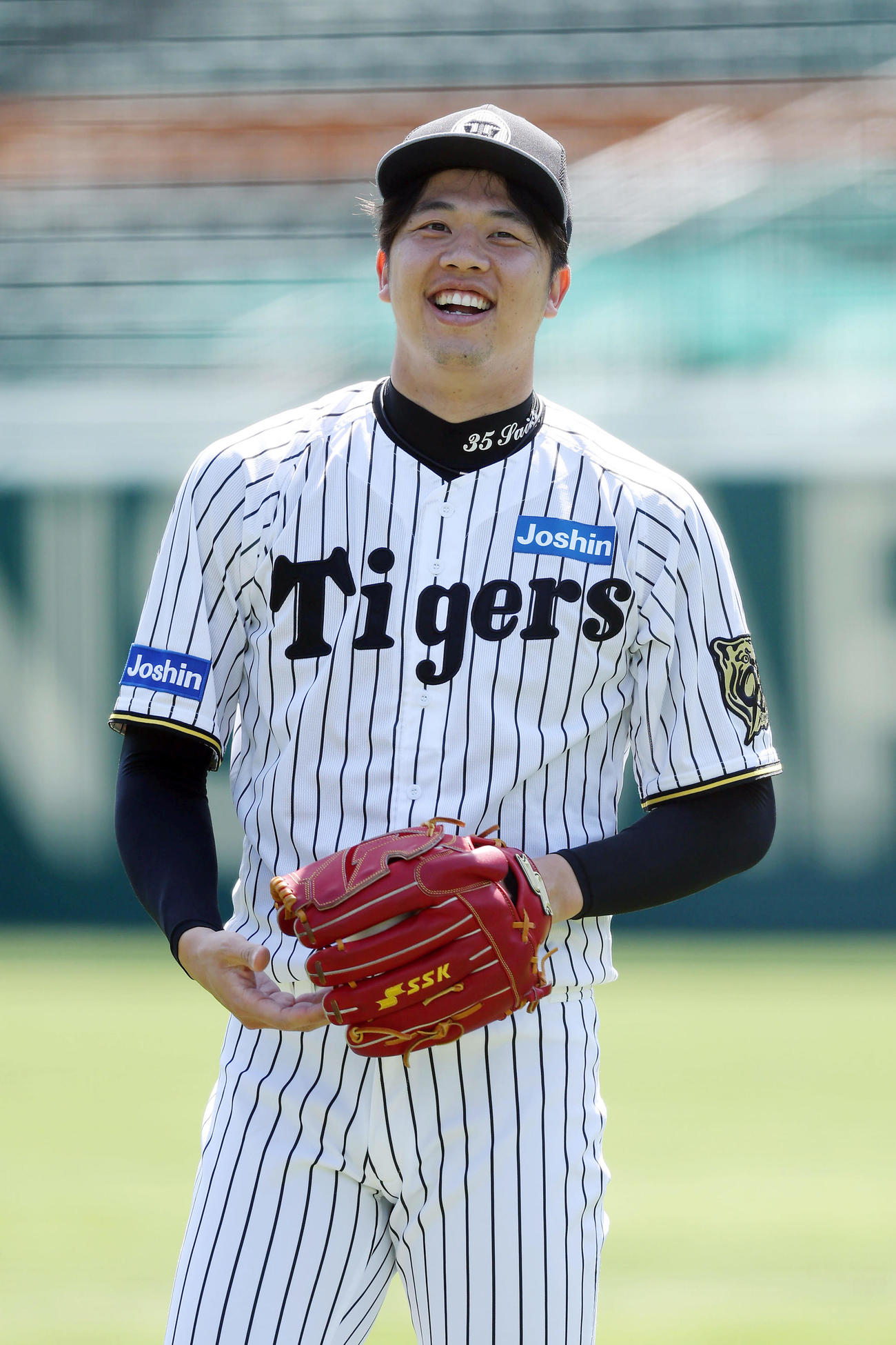 笑顔を見せながらキャッチボールする阪神才木（撮影・前田充）