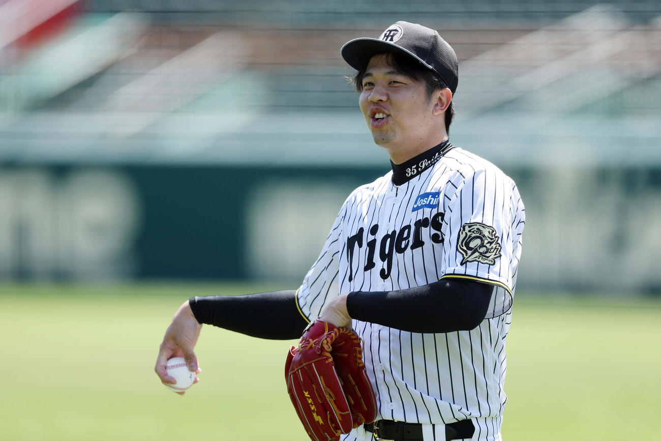 笑顔を見せながらキャッチボールする阪神才木（撮影・前田充）