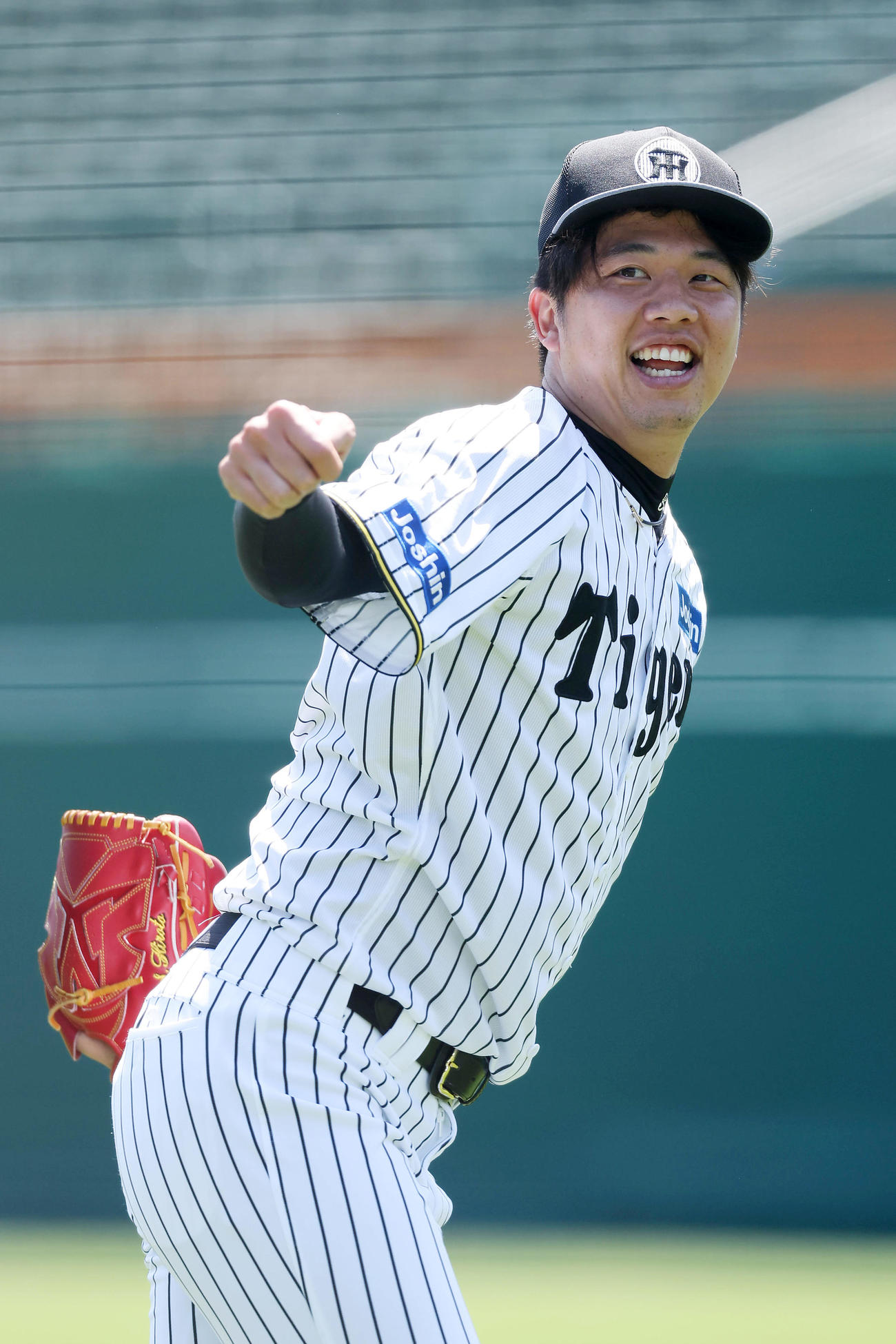 笑顔を見せながらキャッチボールする阪神才木（撮影・前田充）