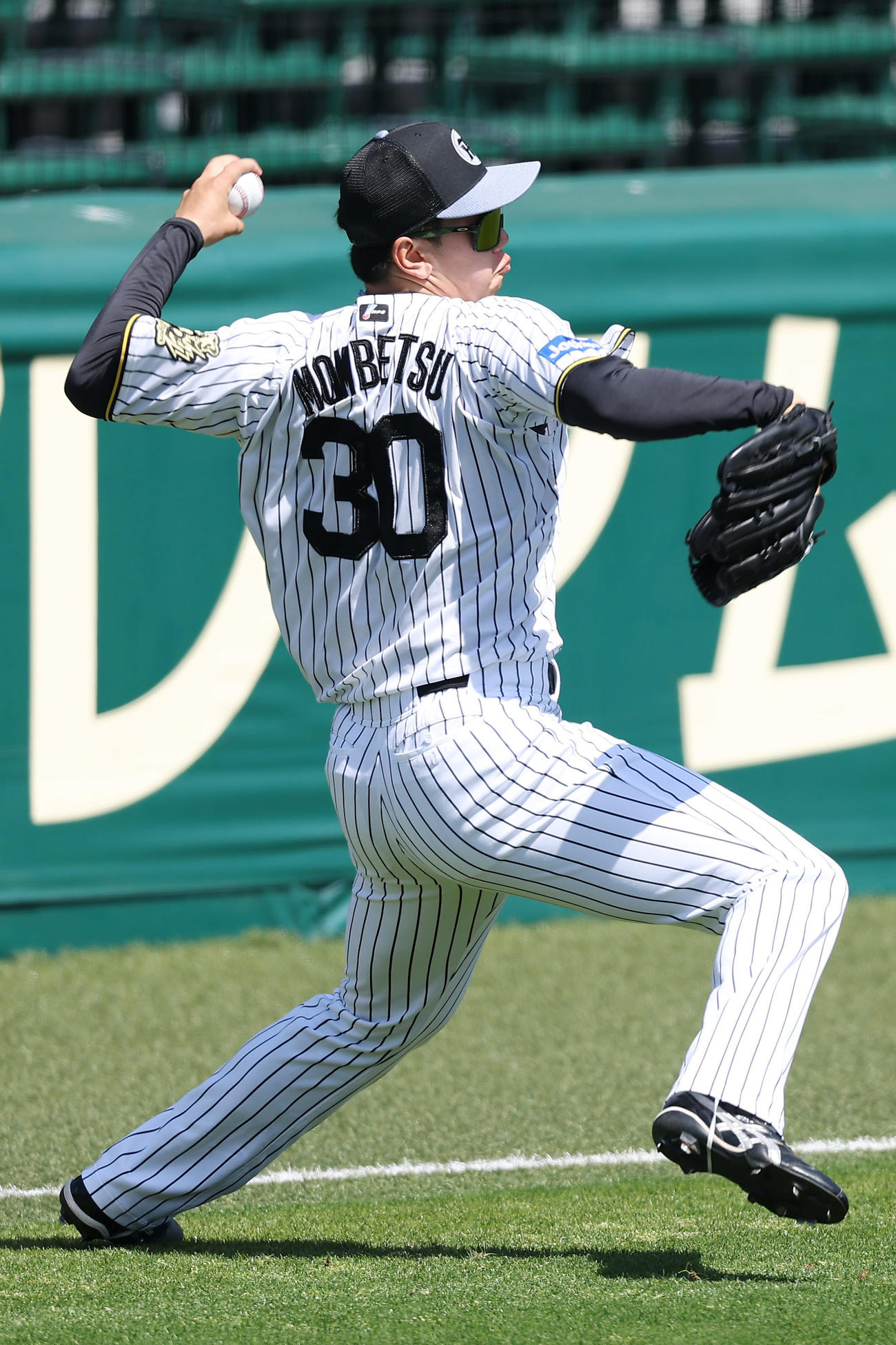 キャッチボールで調整する阪神門別（撮影・前田充）