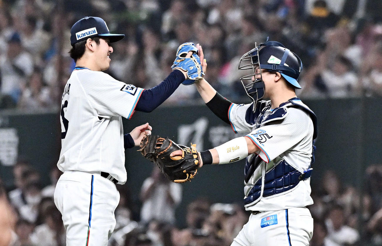 西武対ソフトバンク　完封勝ちし喜ぶ西武隅田（左）と古賀悠（2025年4月19日撮影）