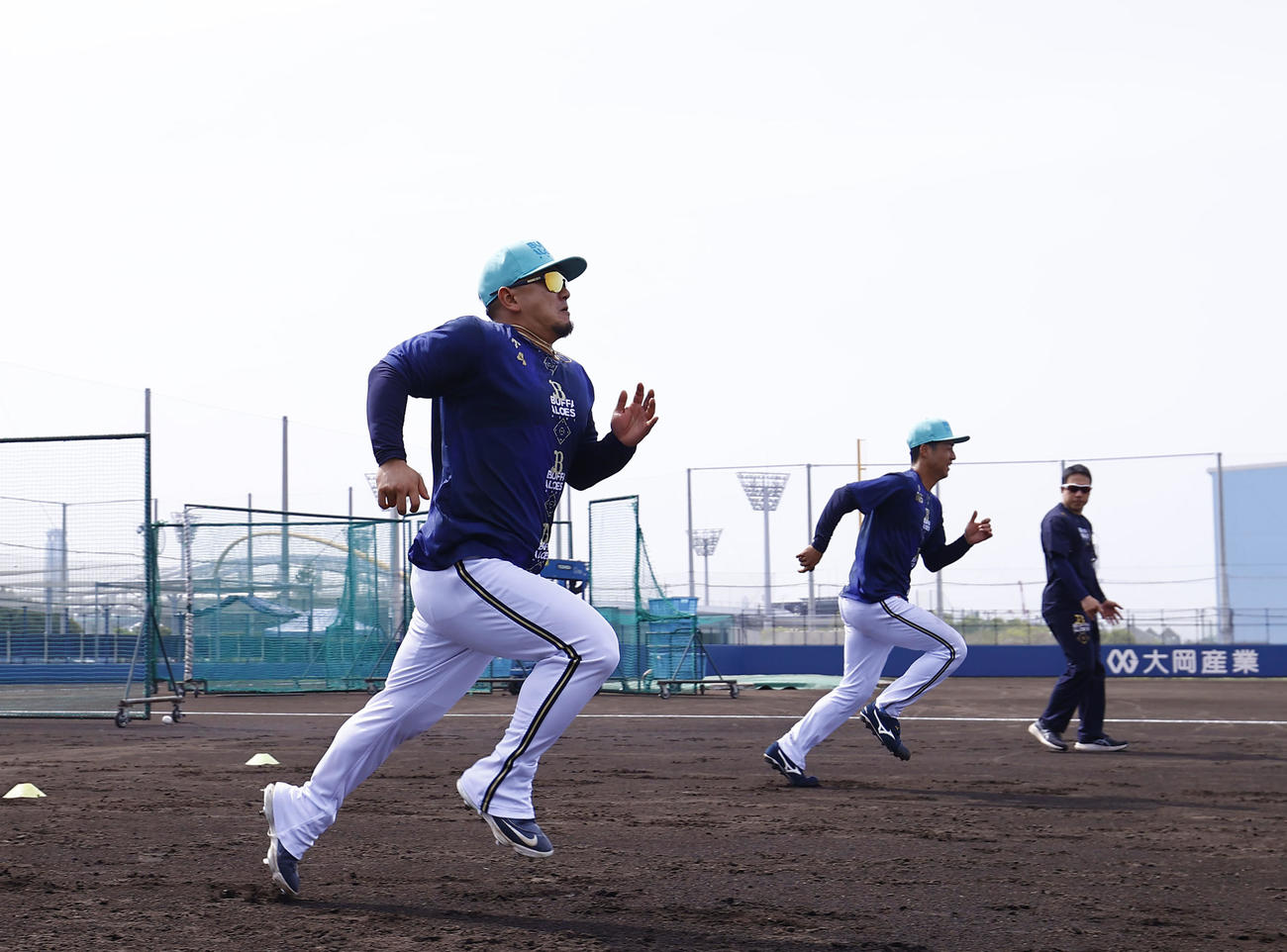 オリックス対阪神　ダッシュするオリックス森（手前）（撮影・藤尾明華）