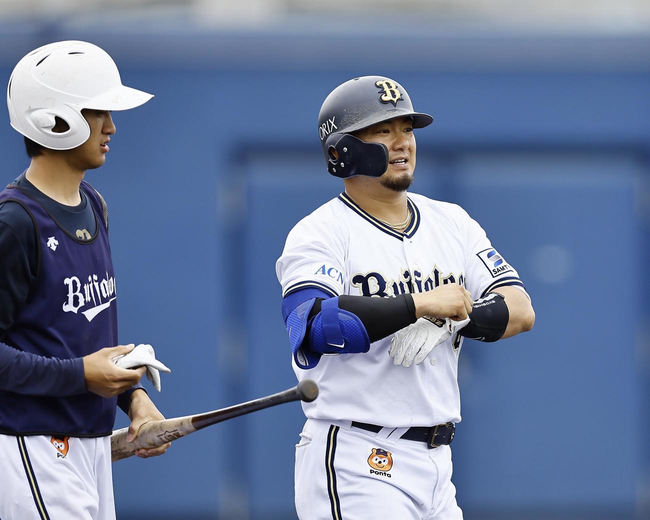 ウエスタンオリックス対阪神　1回裏オリックス無死一塁、四球を選んだ森（撮影・藤尾明華）
