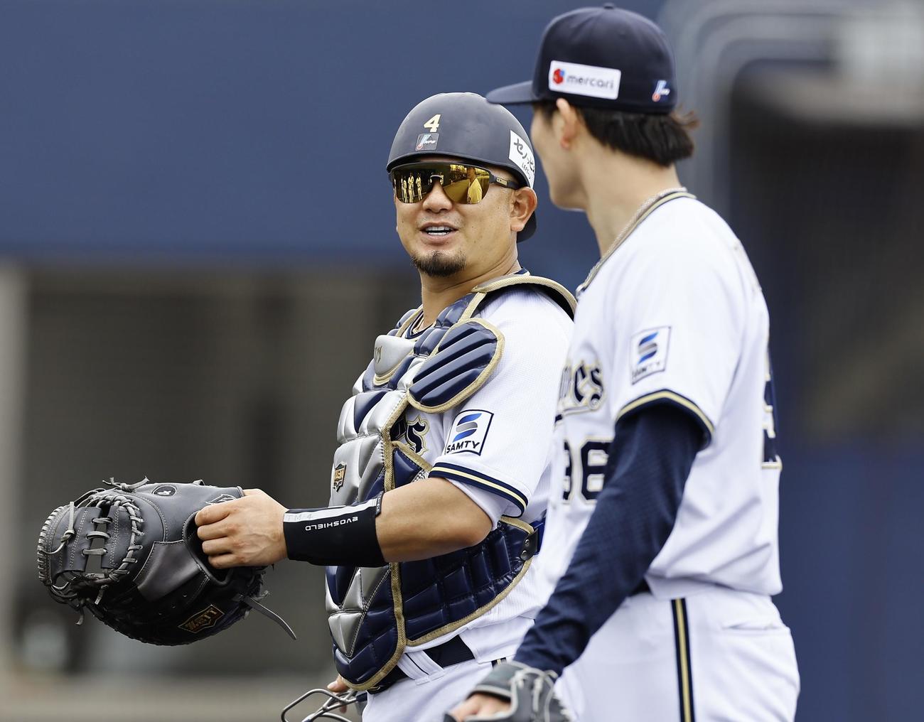 ウエスタンオリックス対阪神　2回を終え高島泰都と話をしながらベンチに戻るオリックス森（撮影・藤尾明華）