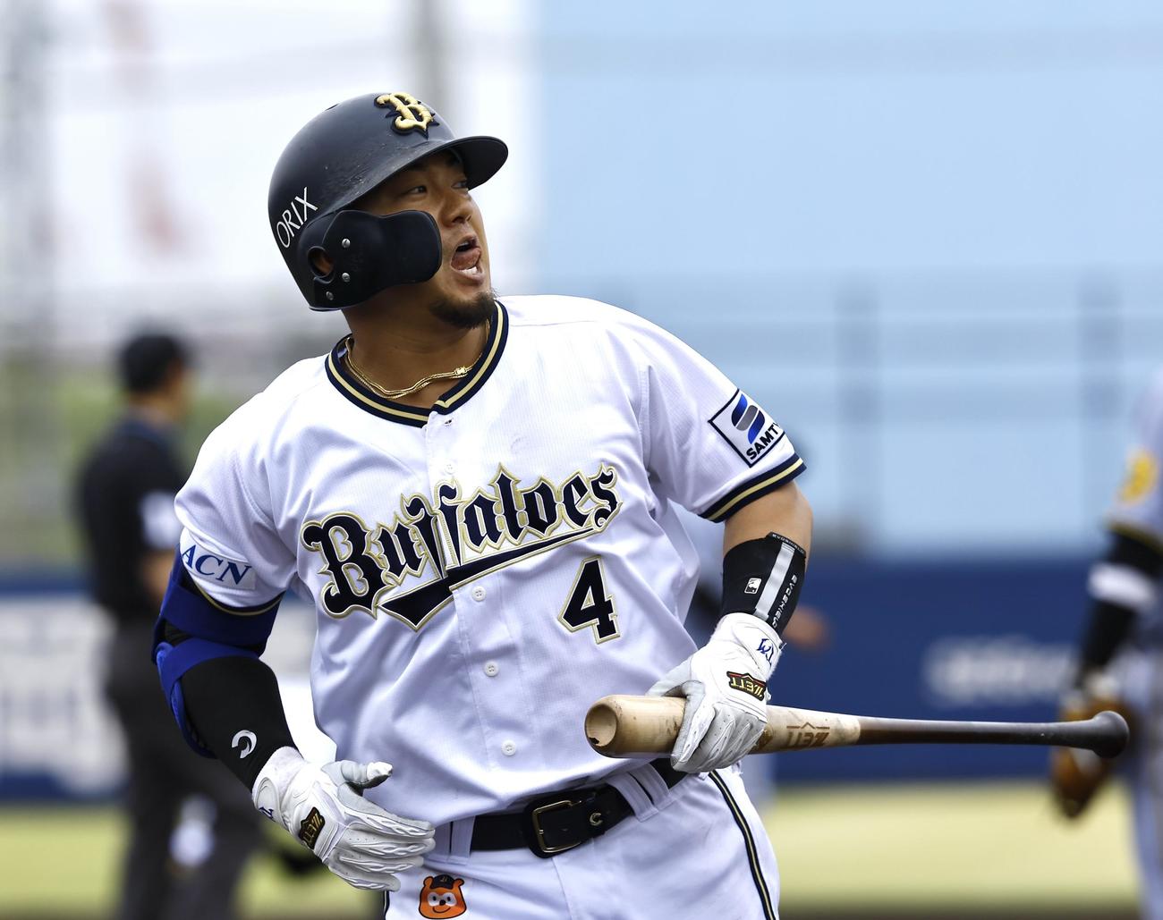 ウエスタンオリックス対阪神　3回裏オリックス無死二塁、右飛に倒れた森（撮影・藤尾明華）