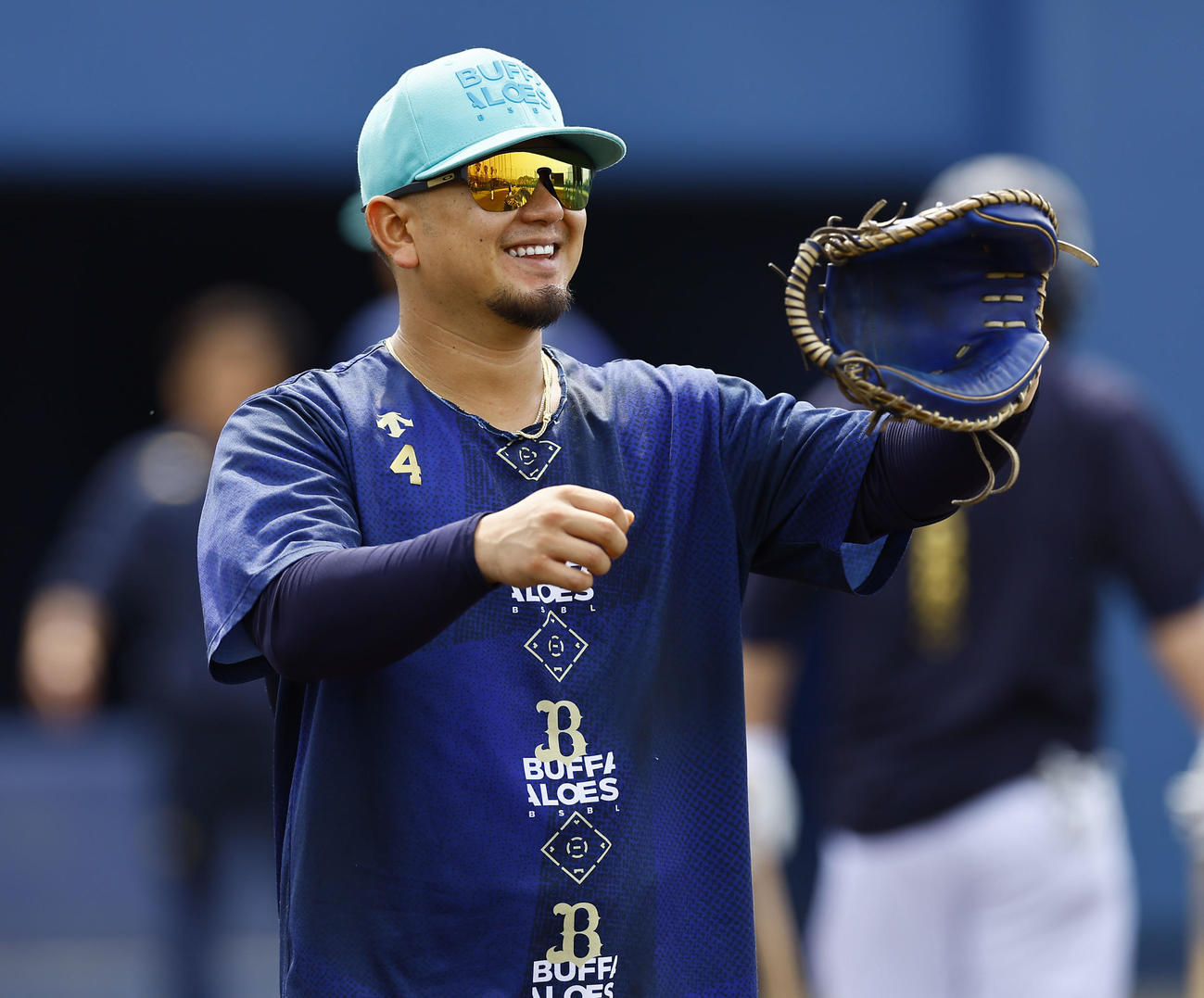 ウエスタンオリックス対阪神　キャッチボールで笑顔を見せるオリックス森（撮影・藤尾明華）