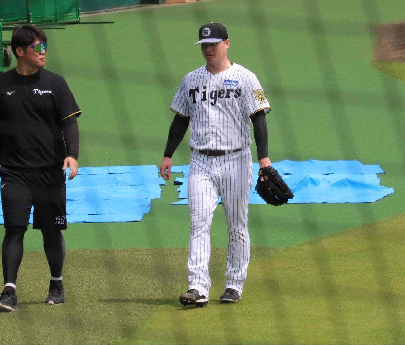 阪神のネルソンがライブBPを終えて引き揚げる（撮影・林亮佑）