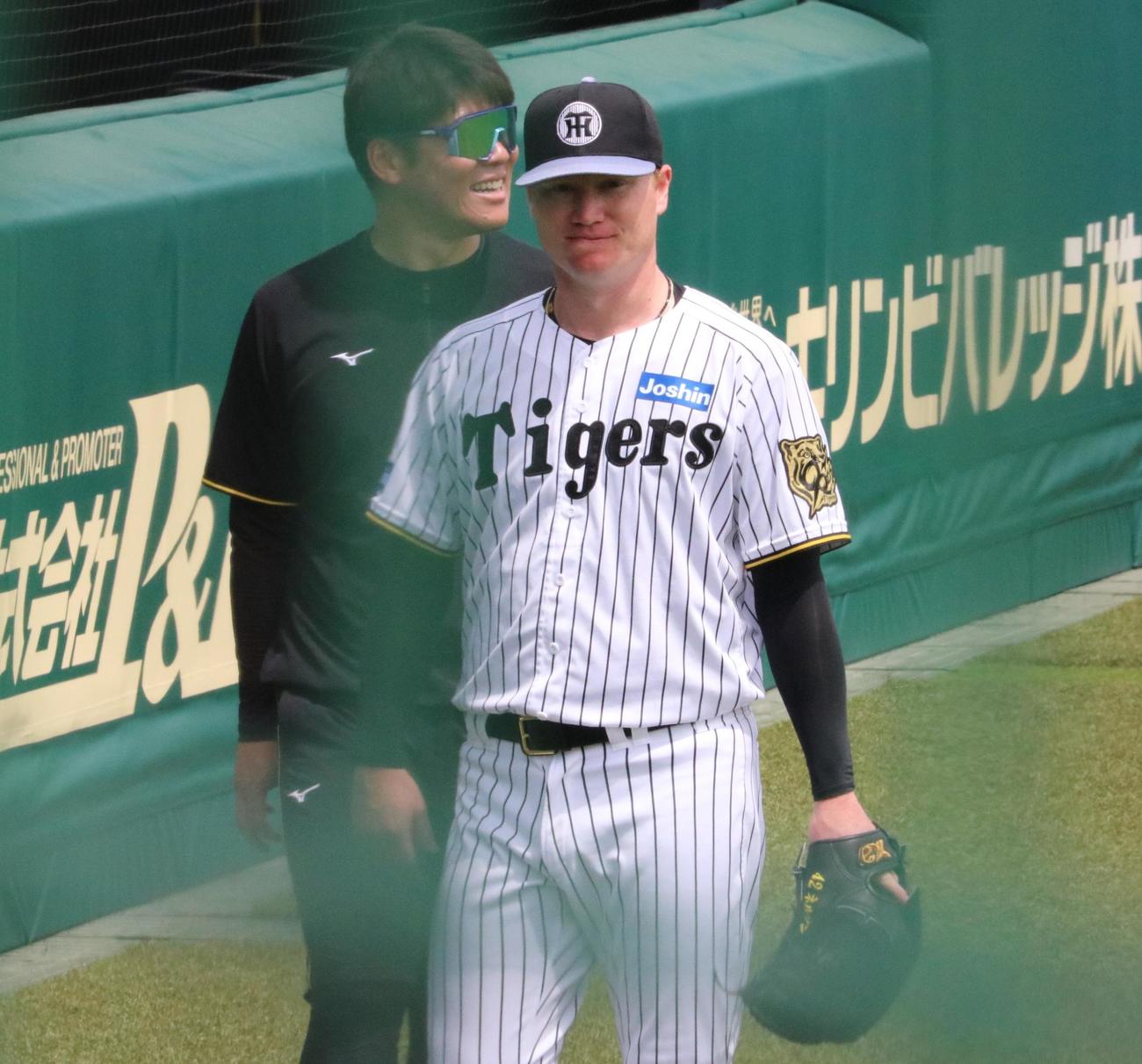 阪神のネルソンがライブBPを終えて引き揚げる（撮影・林亮佑）