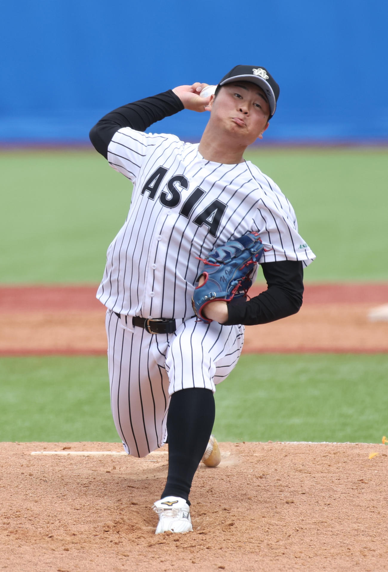 国学院大対亜大　6回途中から登板した亜大・井上は4勝目を挙げた（撮影・柴田隆二）