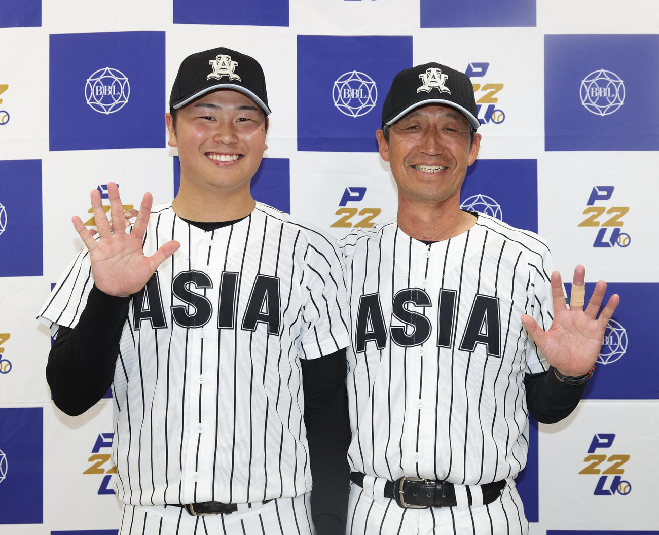 国学院大対亜大　4勝目の亜大・井上（左）は正村監督と5連勝ポーズを決め（撮影・柴田隆二）