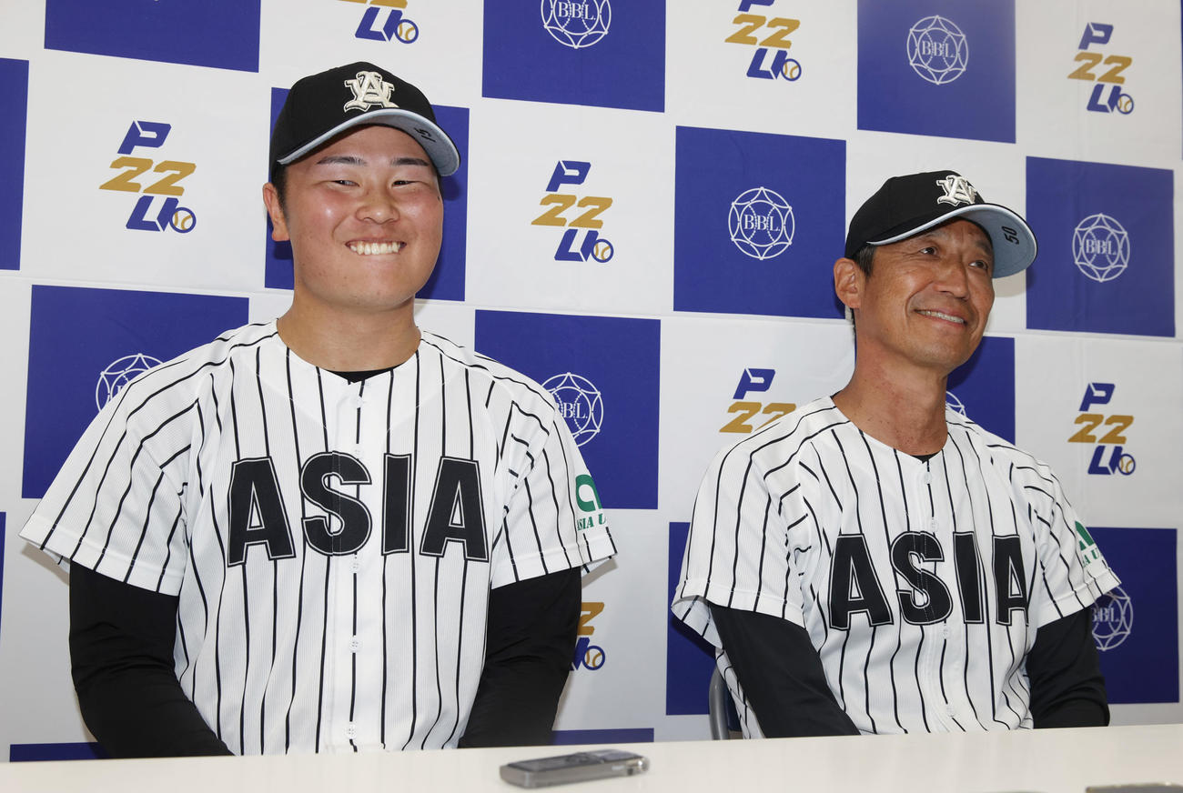 国学院大対亜大　4勝目の亜大・井上（左）は正村監督と笑顔で会見する（撮影・柴田隆二）