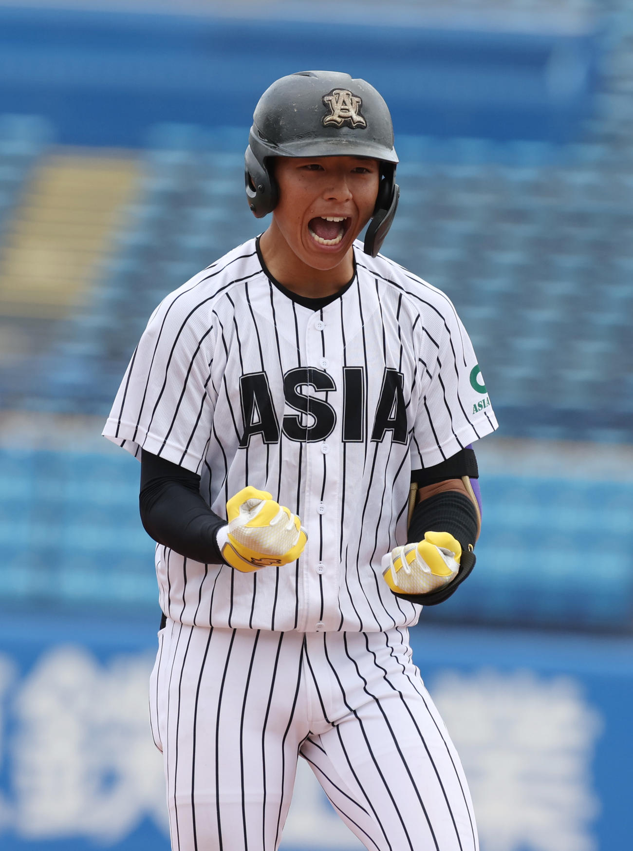 国学院大対亜大　6回表亜大1死三塁、山里は左前に適時打を放ちガッツポーズする（撮影・柴田隆二）