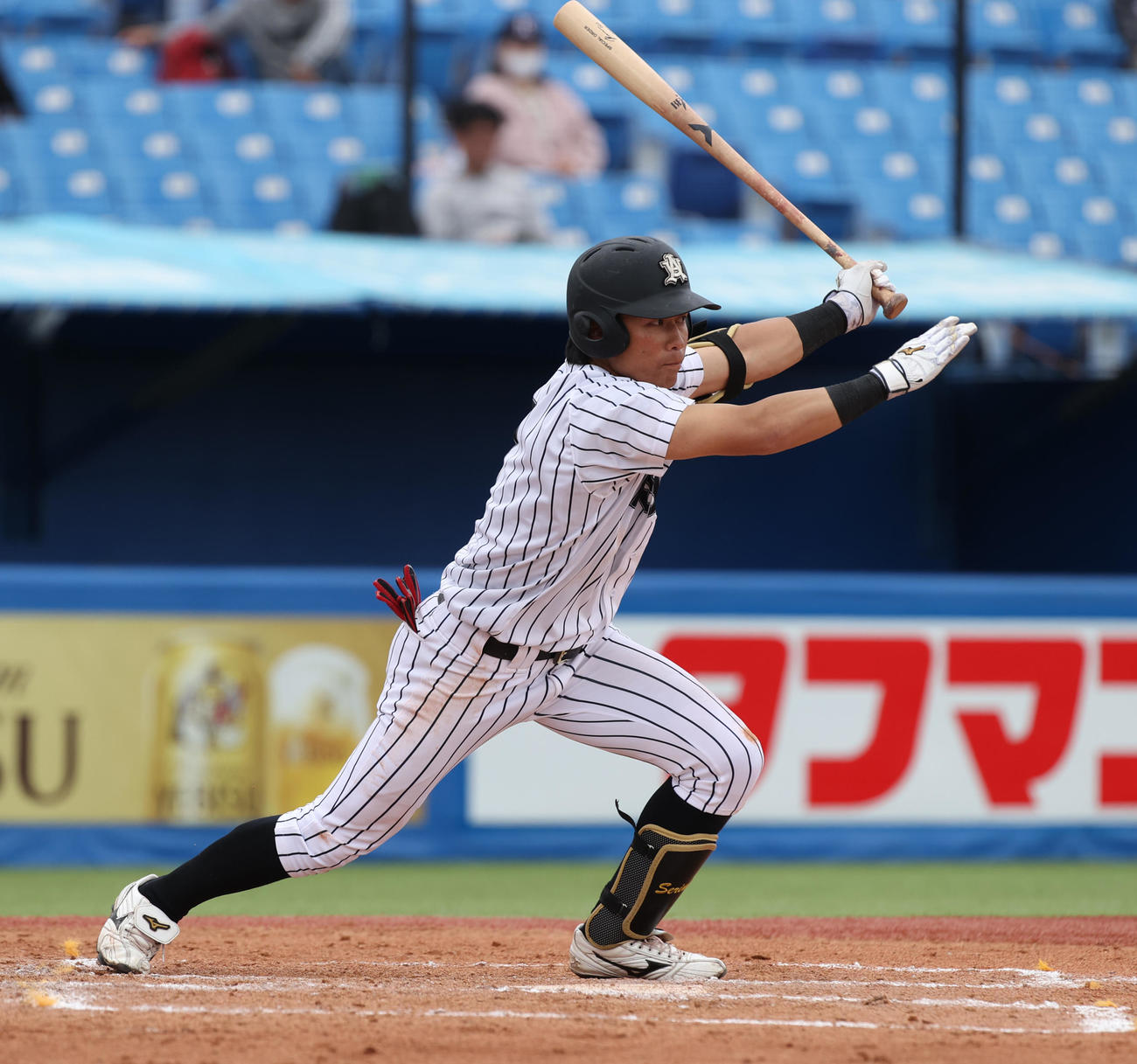 国学院大対亜大　6回裏亜大1死二、三塁、芹沢は中前に適時打を放つ（撮影・柴田隆二）