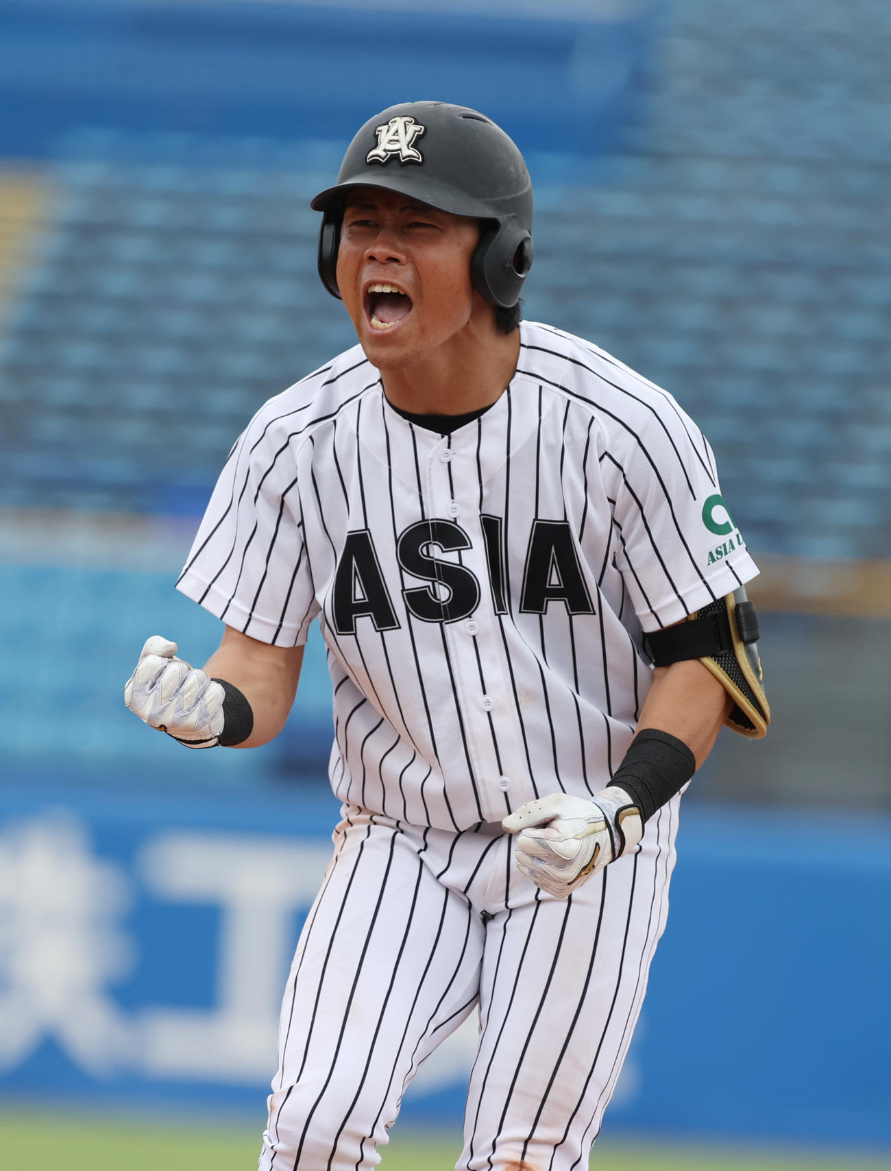 国学院大対亜大　6回裏亜大1死二、三塁、芹沢は中前に適時打を放ちガッツポーズする（撮影・柴田隆二）