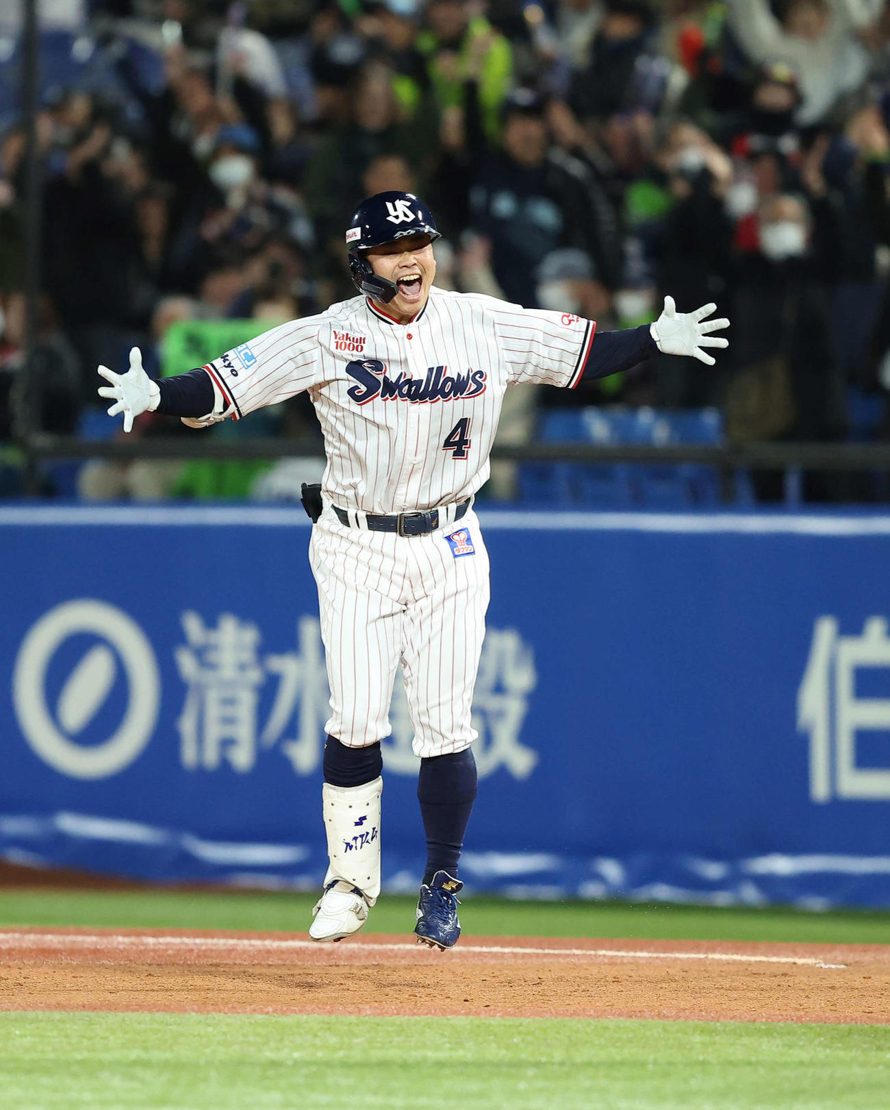 2025年4月2日　ヤクルト対広島　延長10回裏ヤクルト1死一、二塁、右前にサヨナラ適時打を放ち歓喜する丸山和