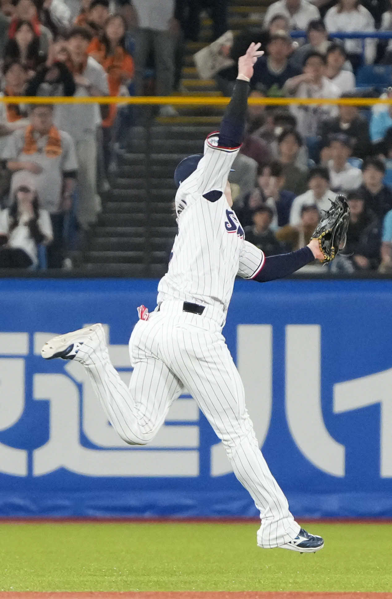 2025年4月20日　ヤクルト対巨人　8回表巨人1死、岡本の飛球を好捕するヤクルト長岡遊撃手