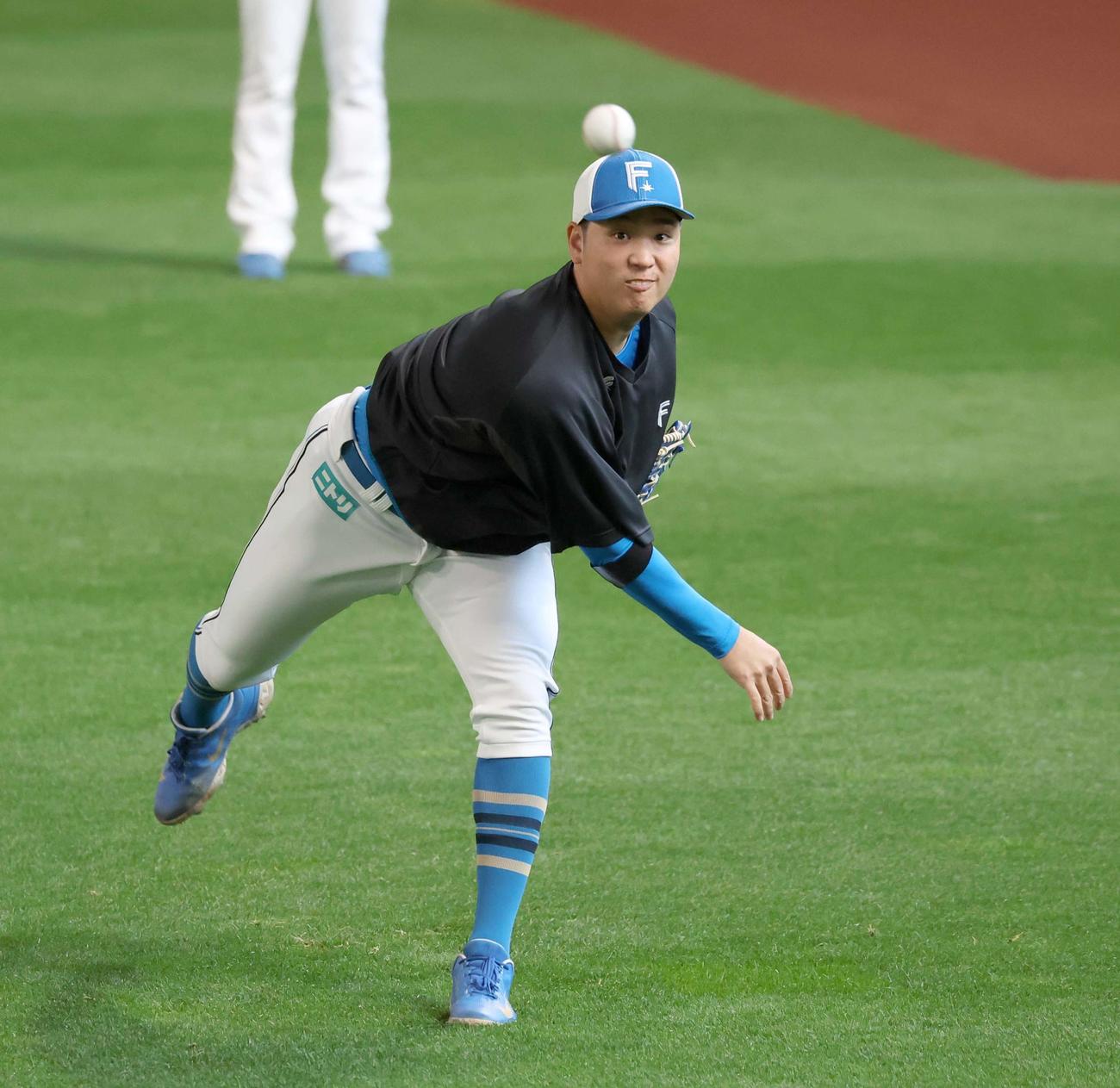 日本ハム対楽天　キャッチボールする古林睿煬（撮影・黒川智章）